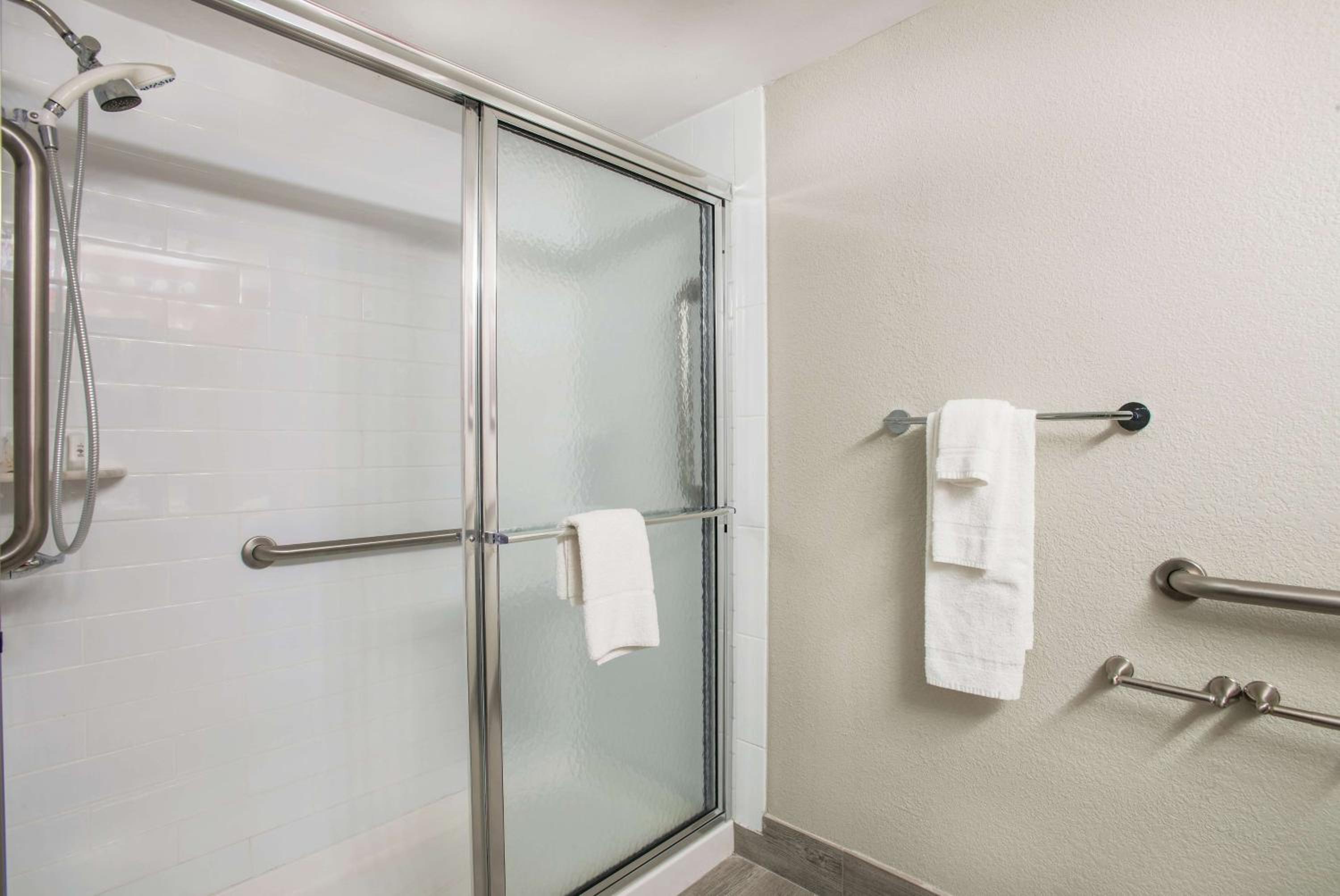 King Room with Roll-in Shower - Mobility Access/Non-Smoking - Photo 4