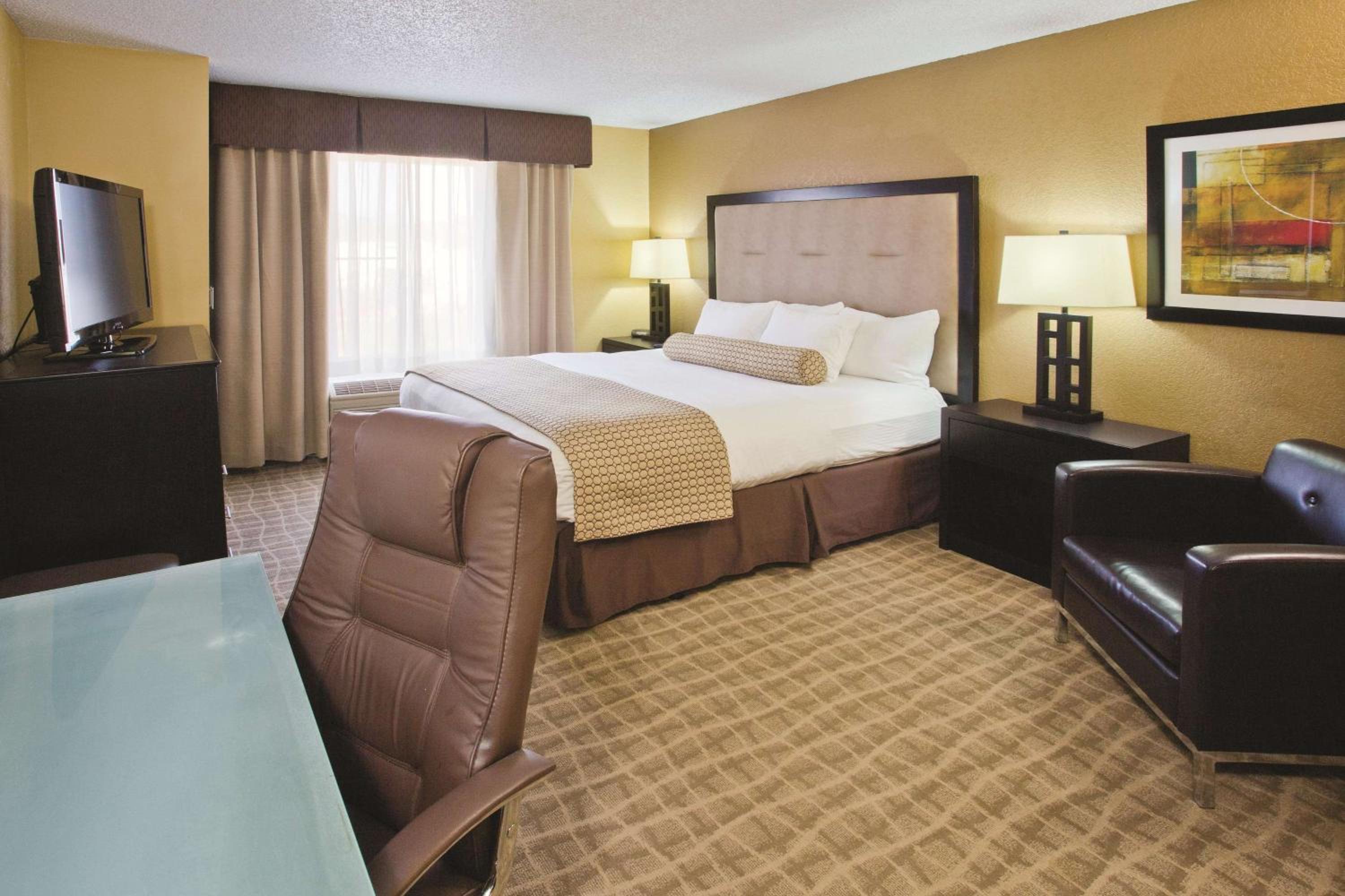 King Room with Roll-In Shower - Mobility/Hearing Accessible - Non-Smoking - Photo 1