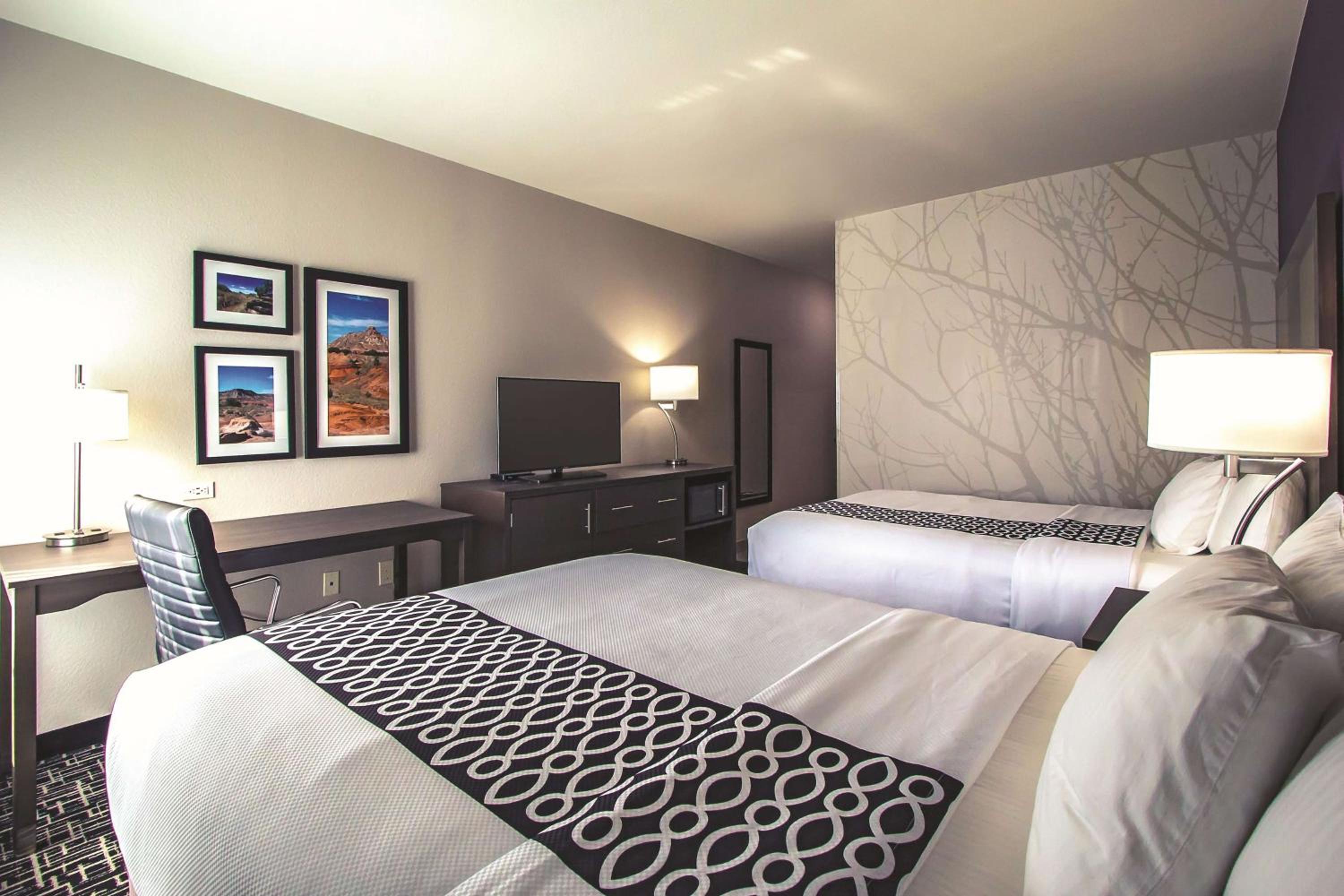 Queen Room with Two Queen Beds photo 2