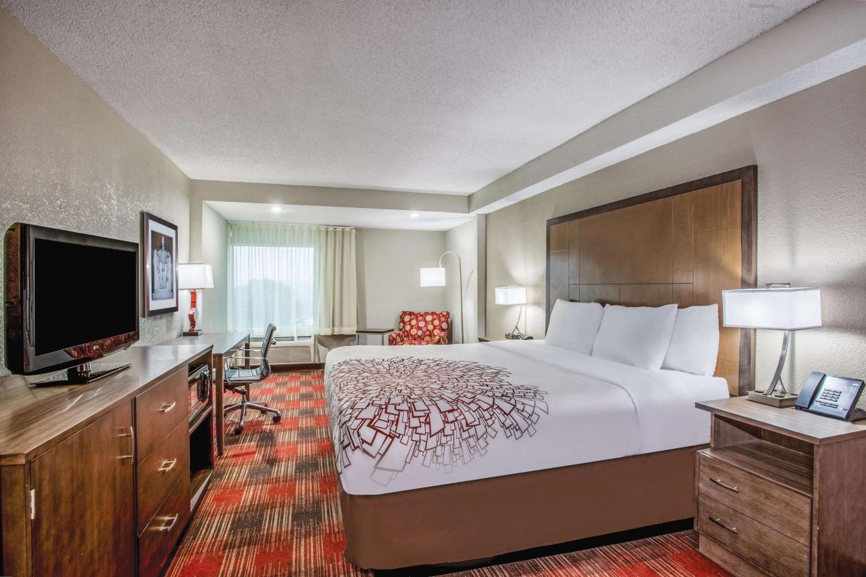 1 King Bed w/Microwave & Fridge - Photo 2