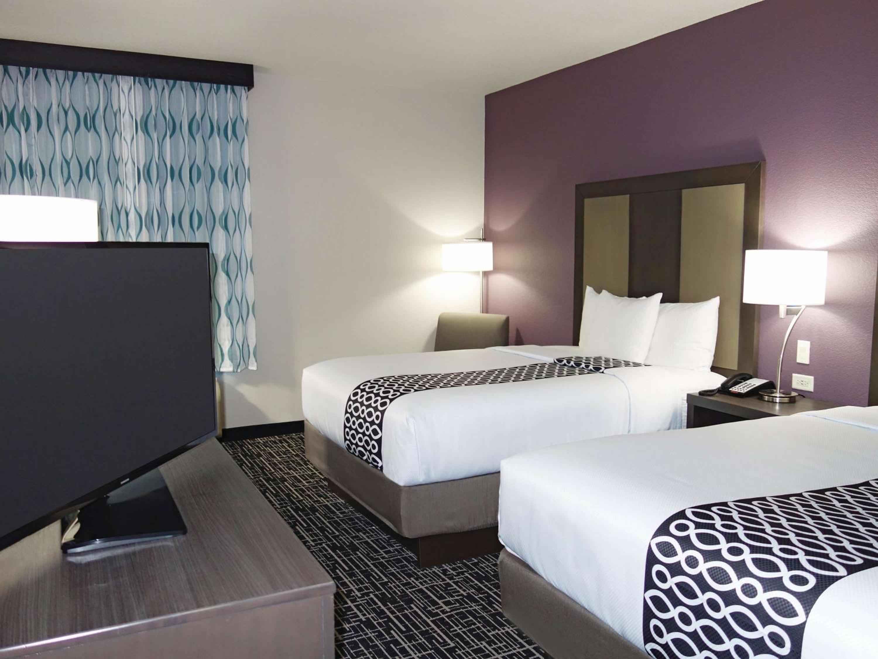 Queen Room with Two Queen Beds photo 3