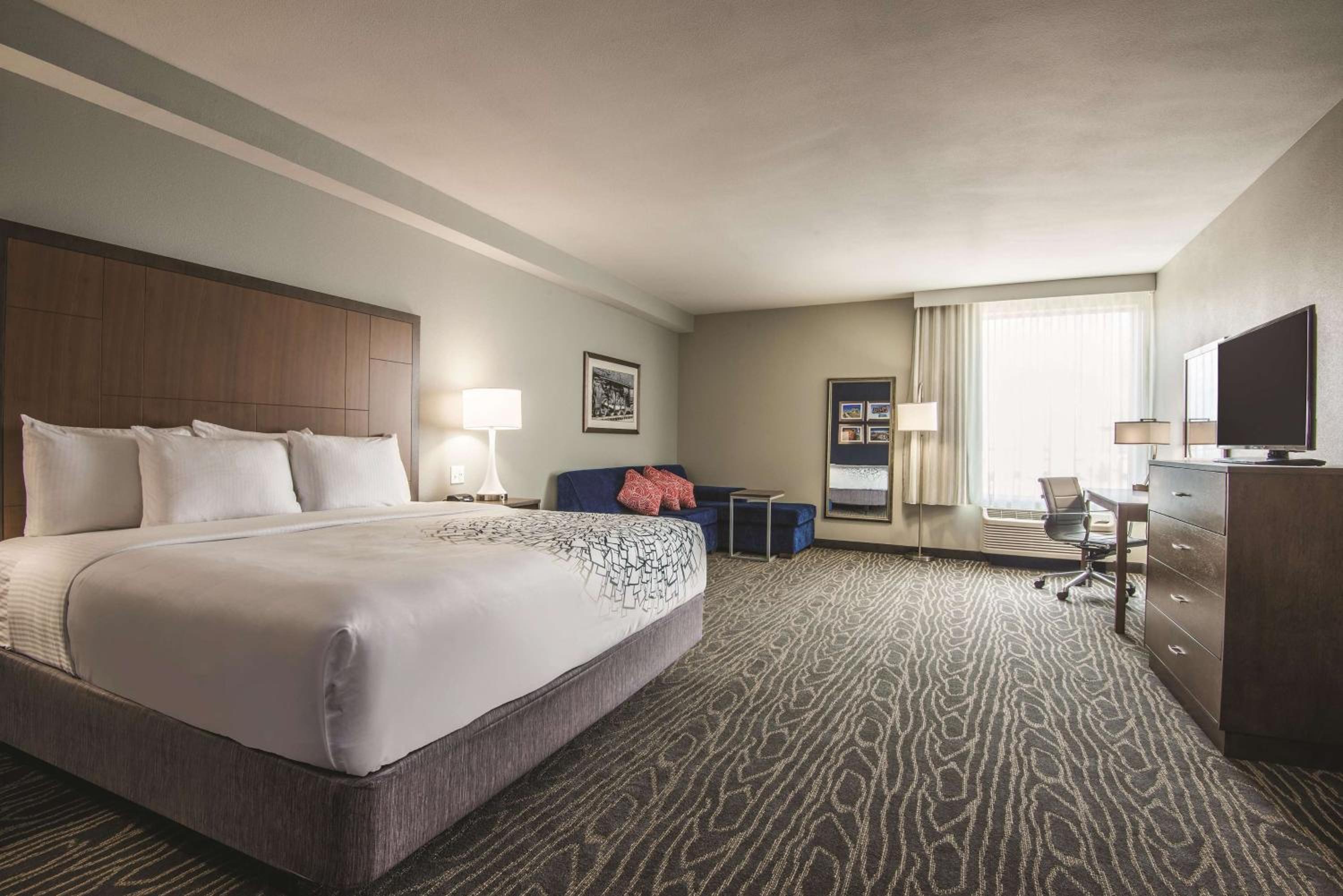 Deluxe King Room with View - Mobility Access/Non-Smoking