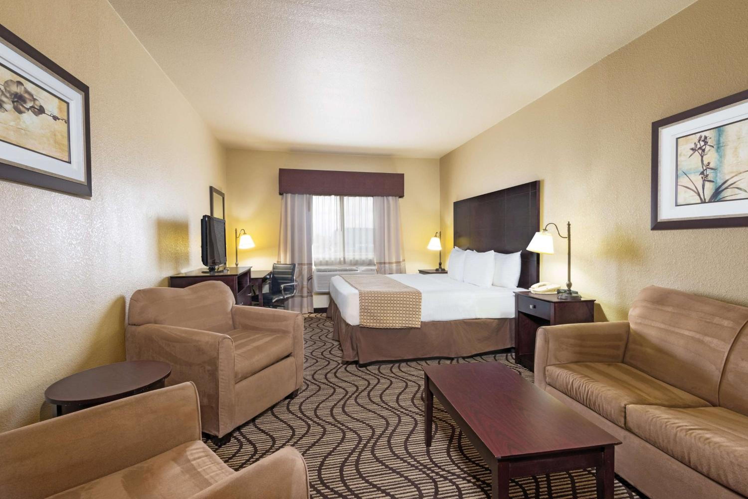 Deluxe King Suite - Non-Smoking - Photo 1