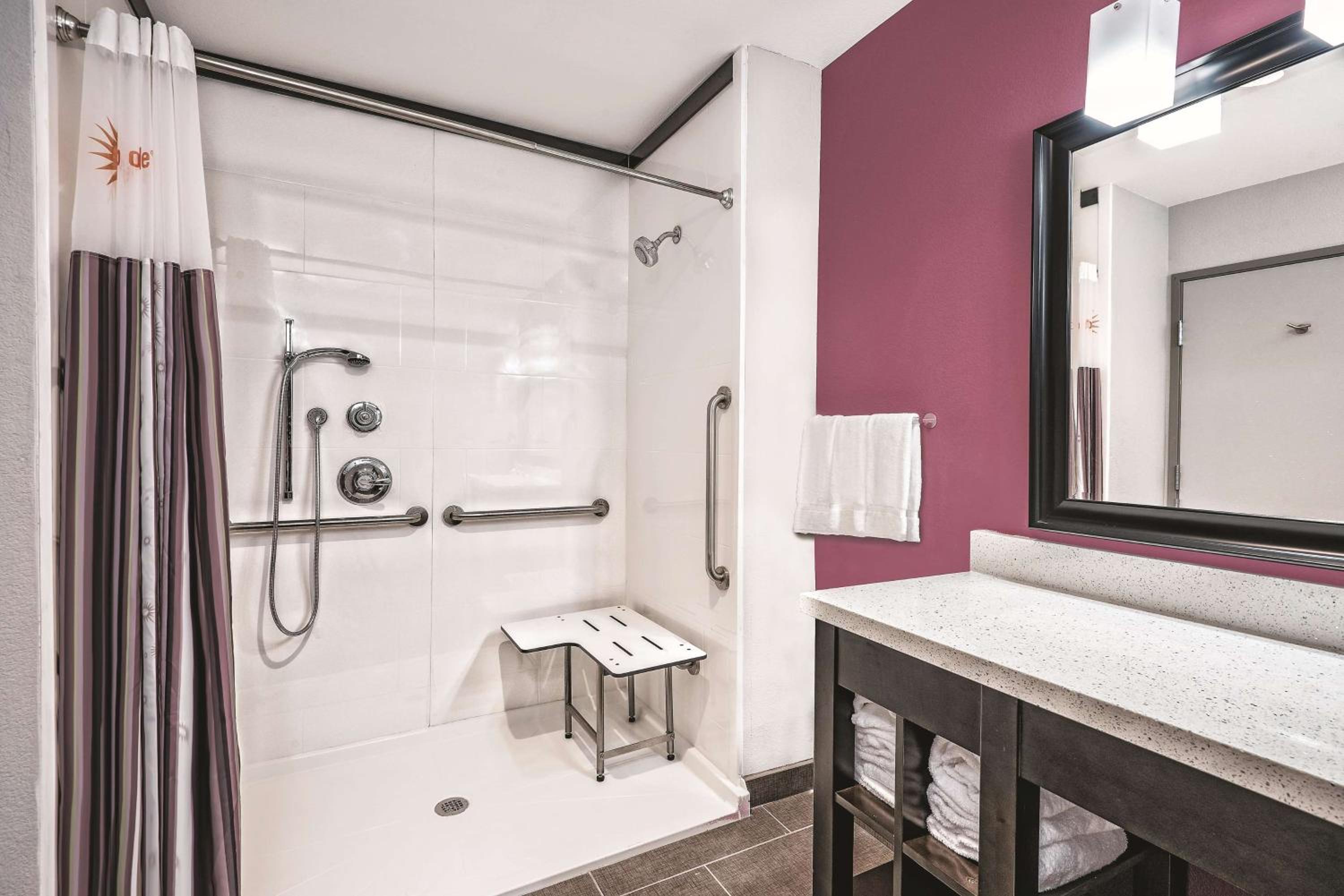 Deluxe King Room with Bath Tub - Mobility/Hearing Accessible - Non-Smoking photo 3