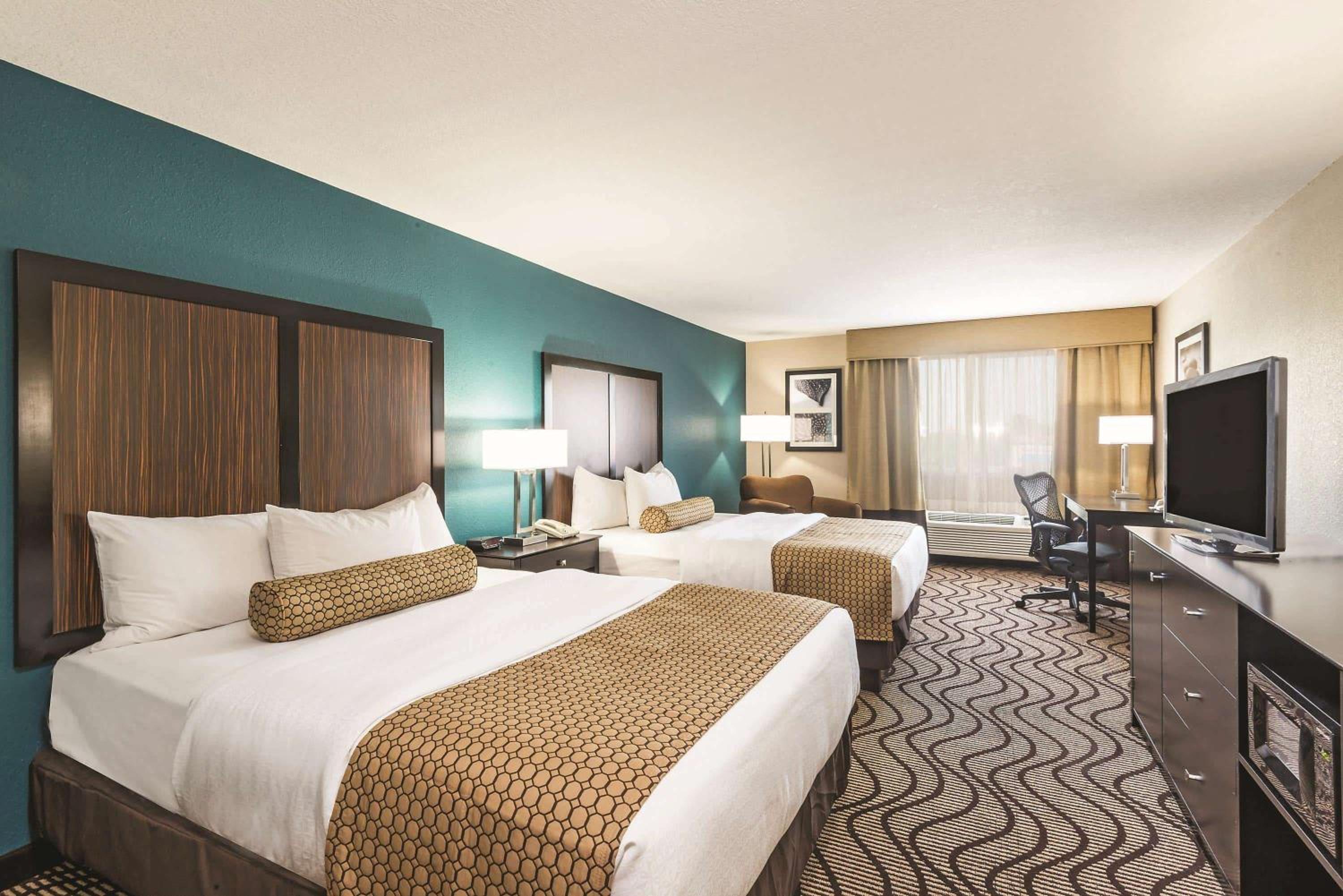 Queen Room with Two Queen Beds - Mobility Access/Non-Smoking - Photo 4