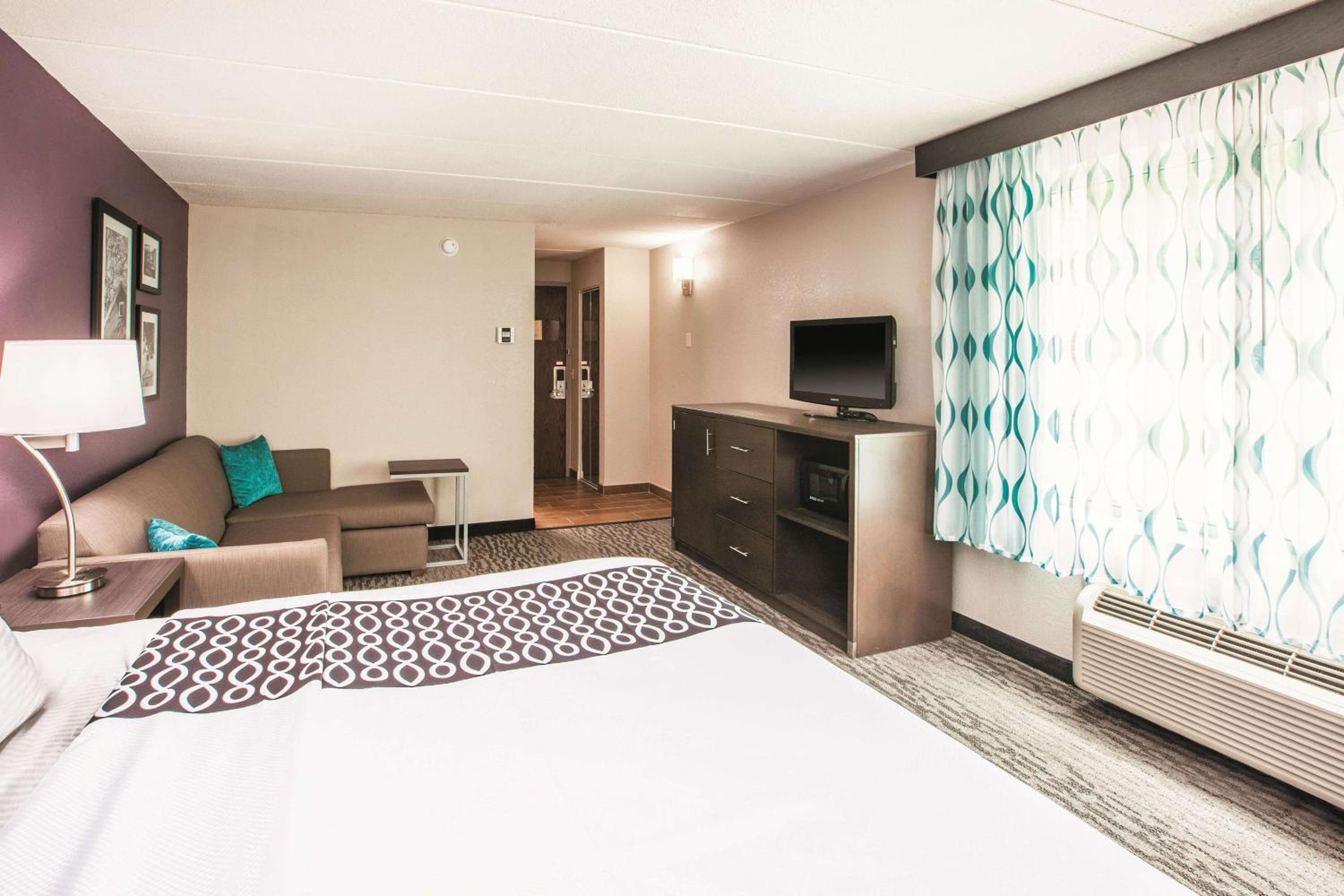Executive King Room with Sofa Bed - Photo 1