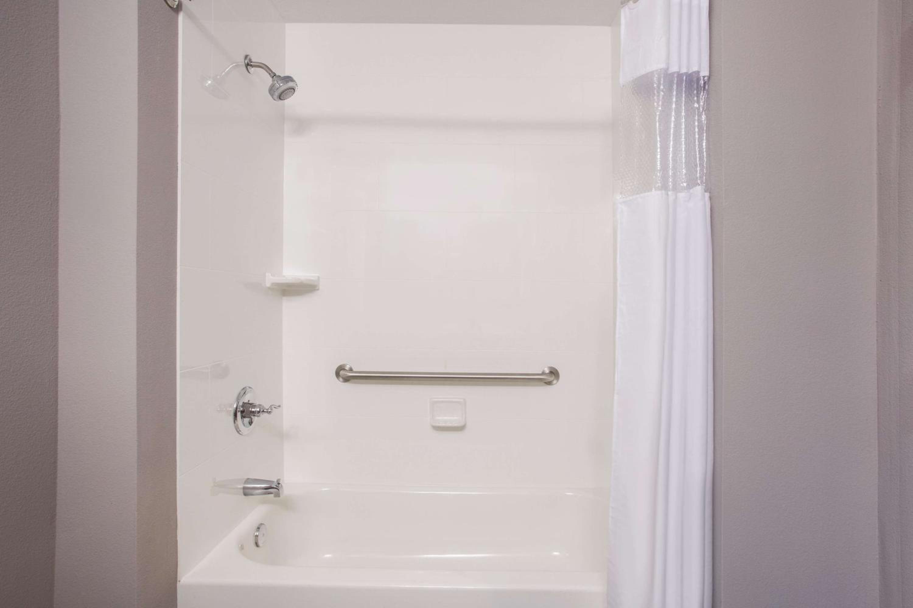 Queen Room with Two Queen Beds - Disability Access photo 2