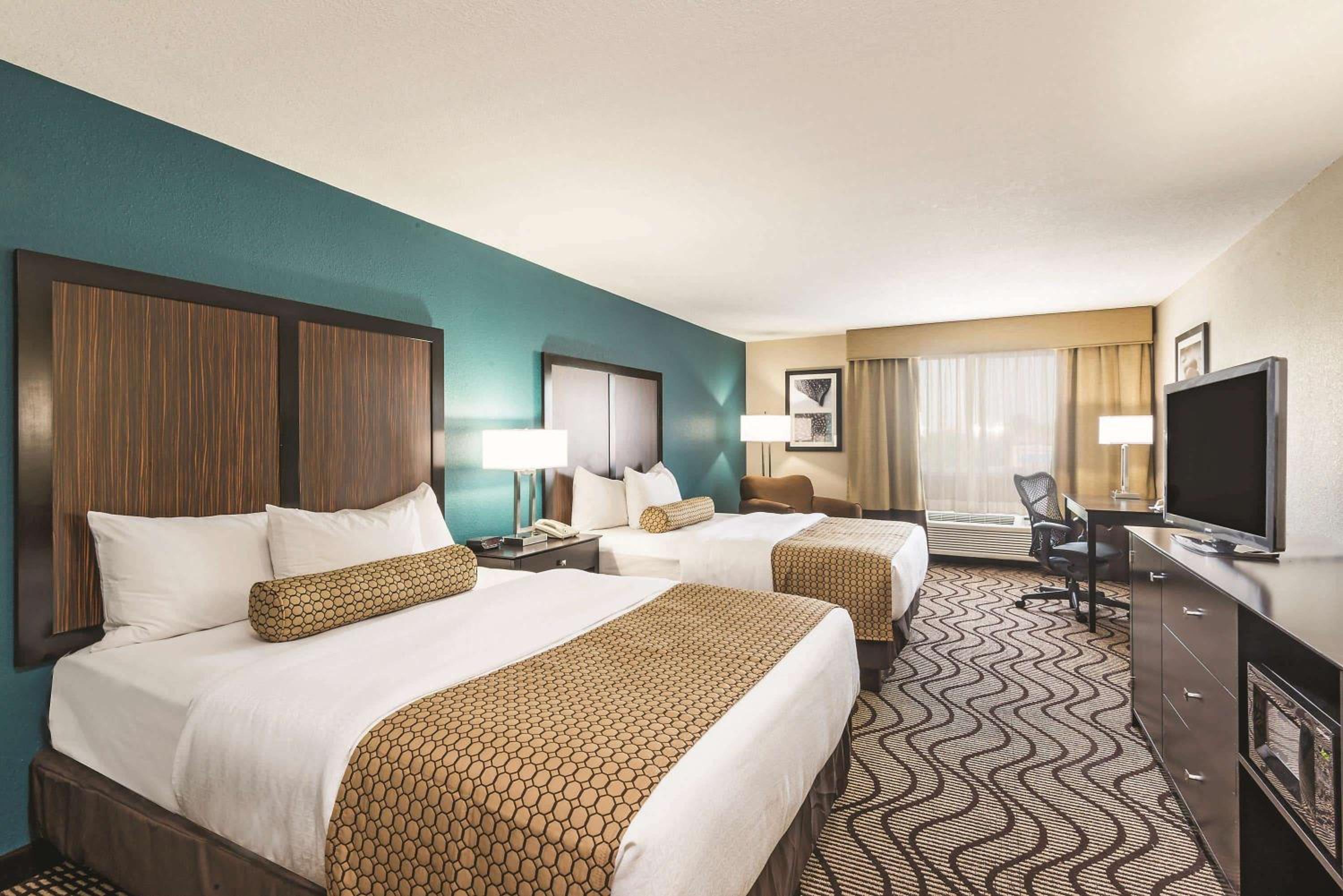 Deluxe Queen Room with Two Queen Beds - Photo 2