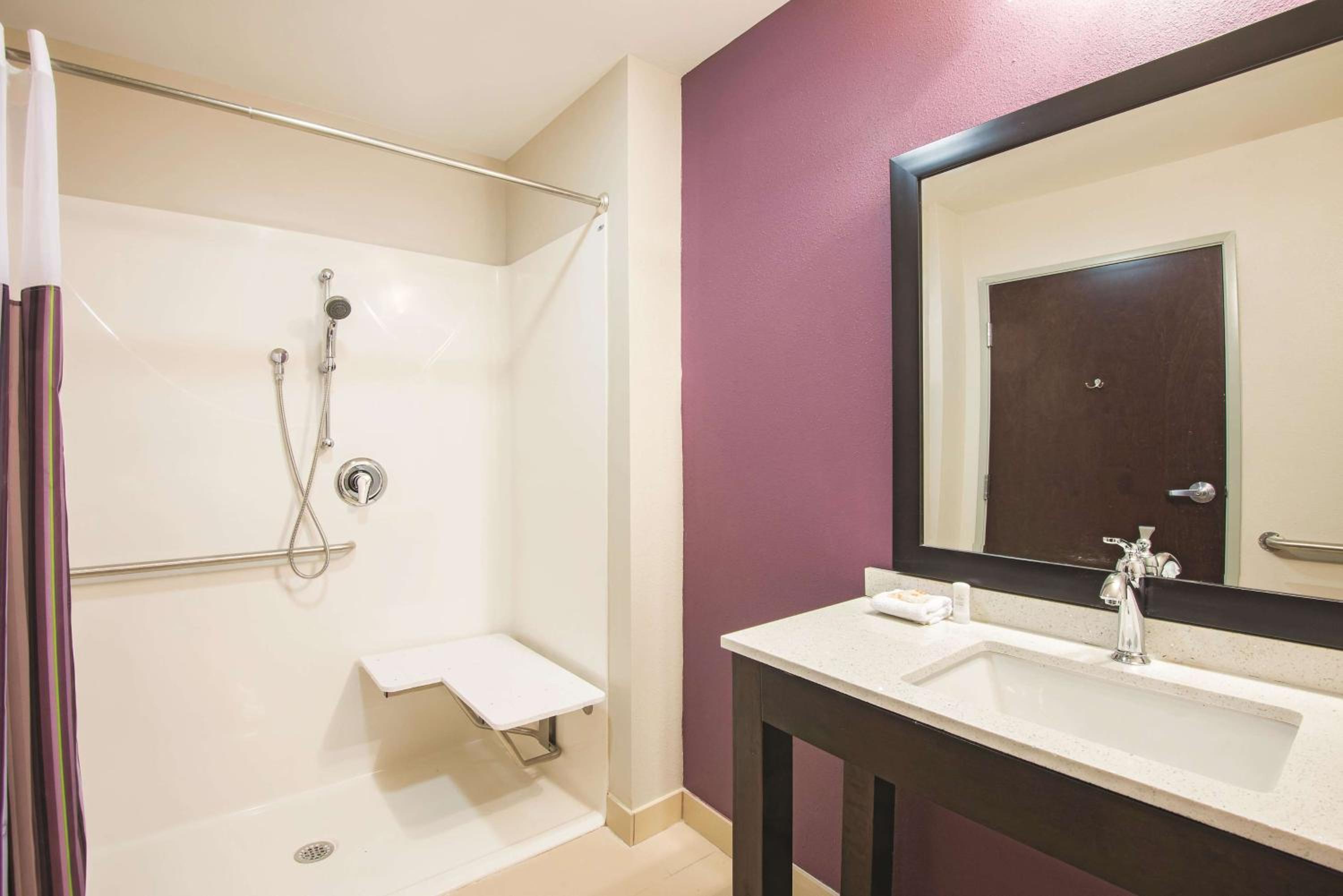Queen Room with Two Queen Beds - Mobility Access/Non-Smoking photo 2