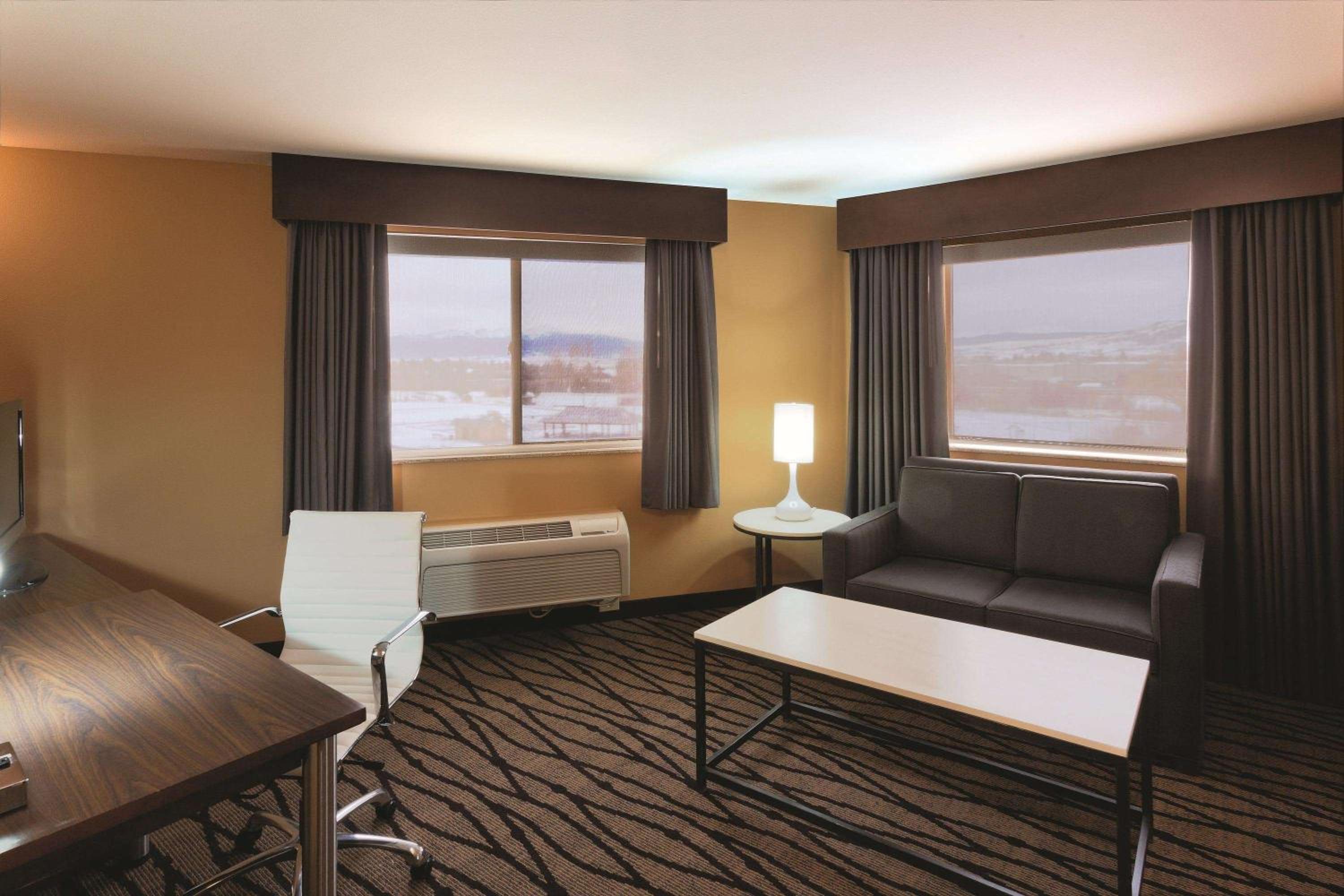 Deluxe King Suite with City/Mountain View - Non-Smoking - Photo 1