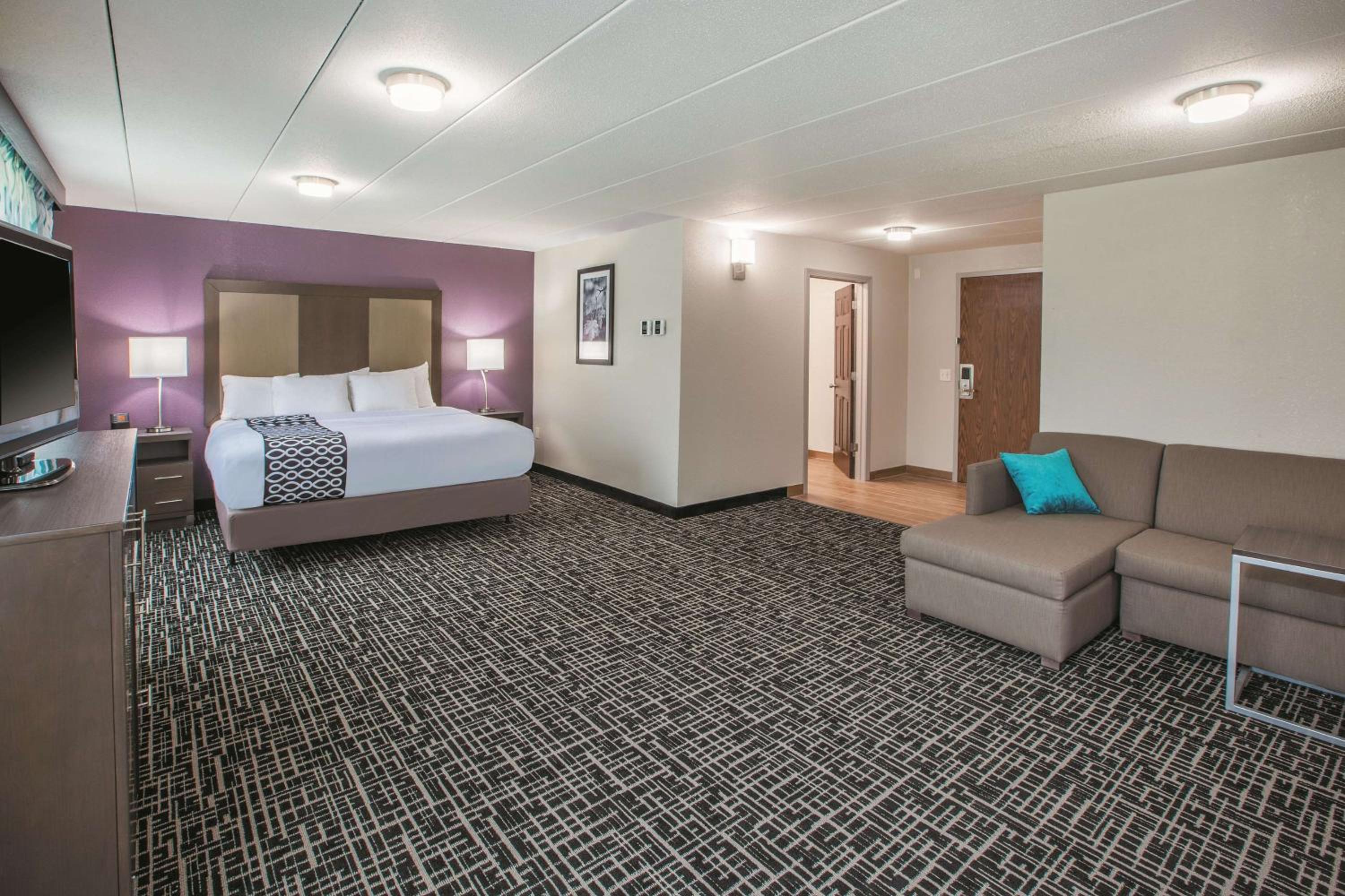 Deluxe King Suite - Mobility Access/Non-Smoking photo 1