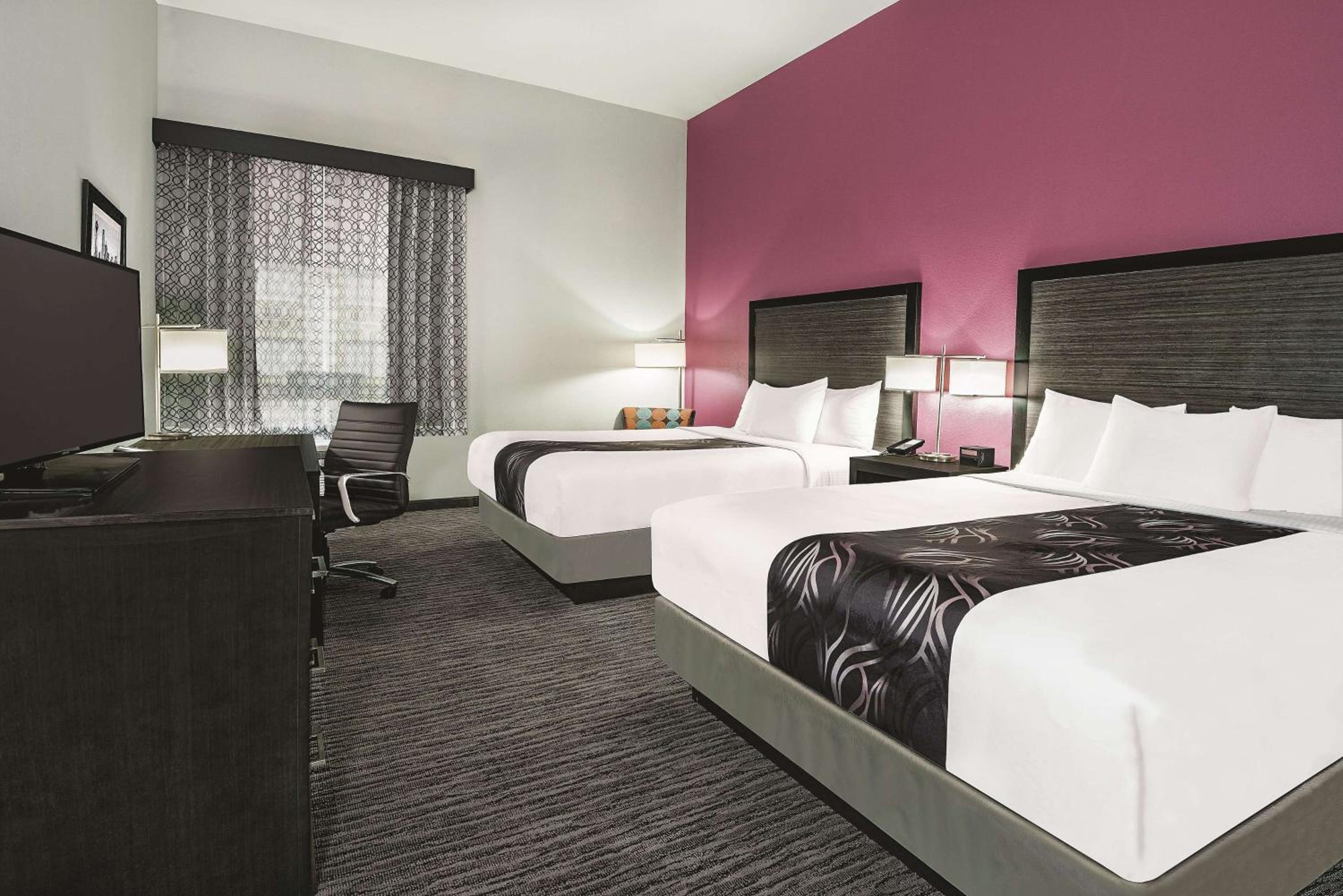 Queen Room with Two Queen Beds photo 2