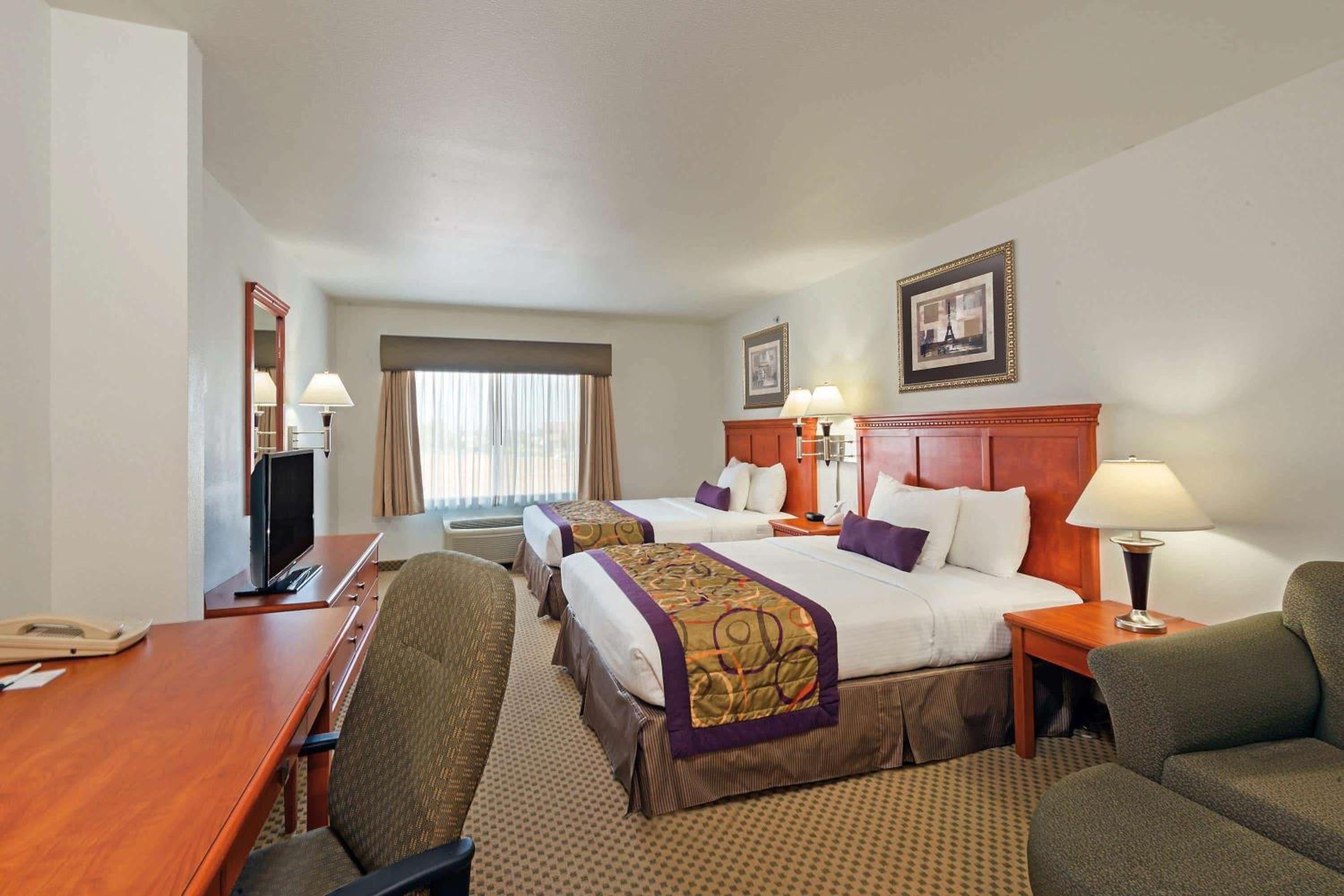 Deluxe Queen Room with Two Queen Beds - Photo 5