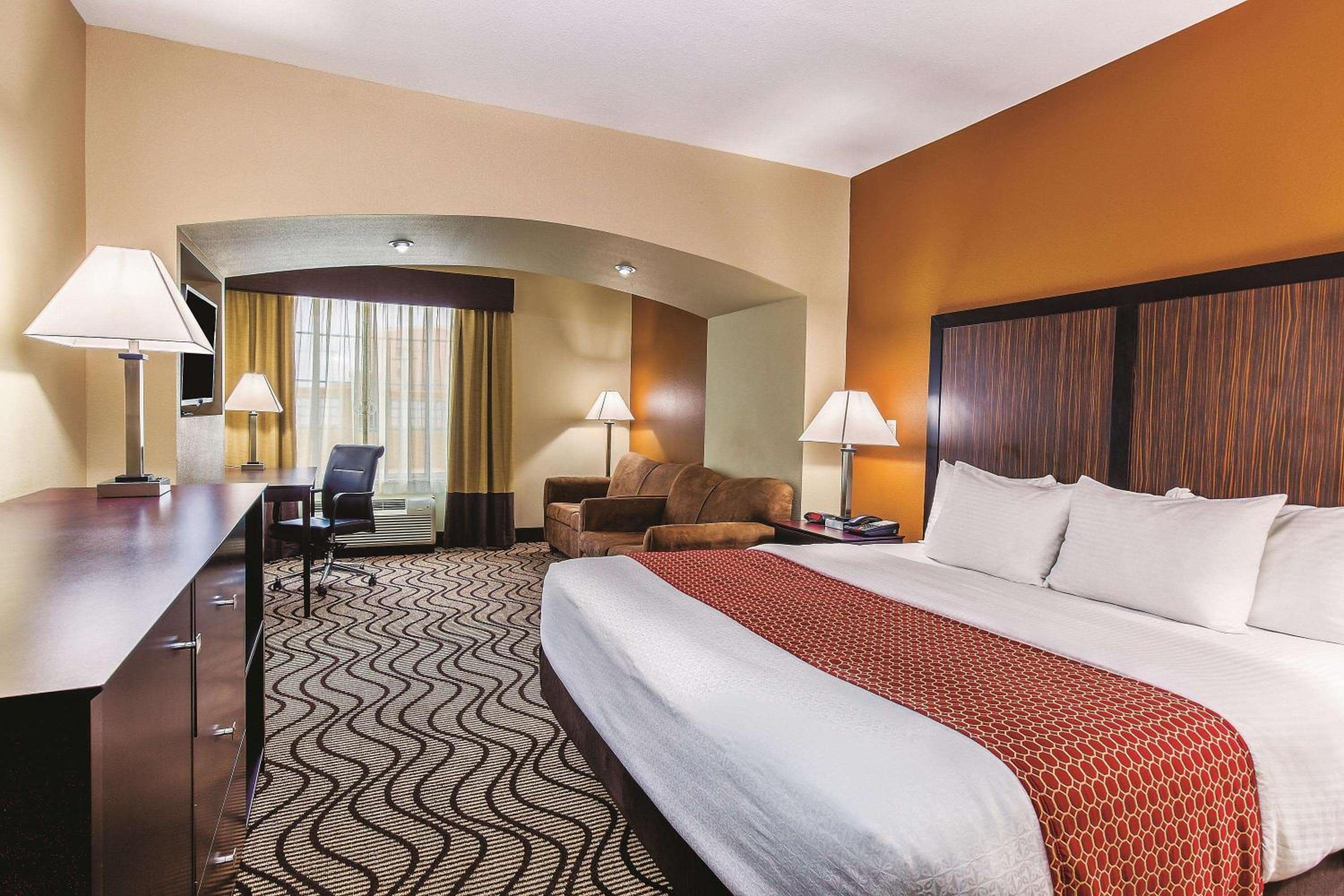 Deluxe King Room with Bathtub with Grab Bars - Mobility Access photo 2