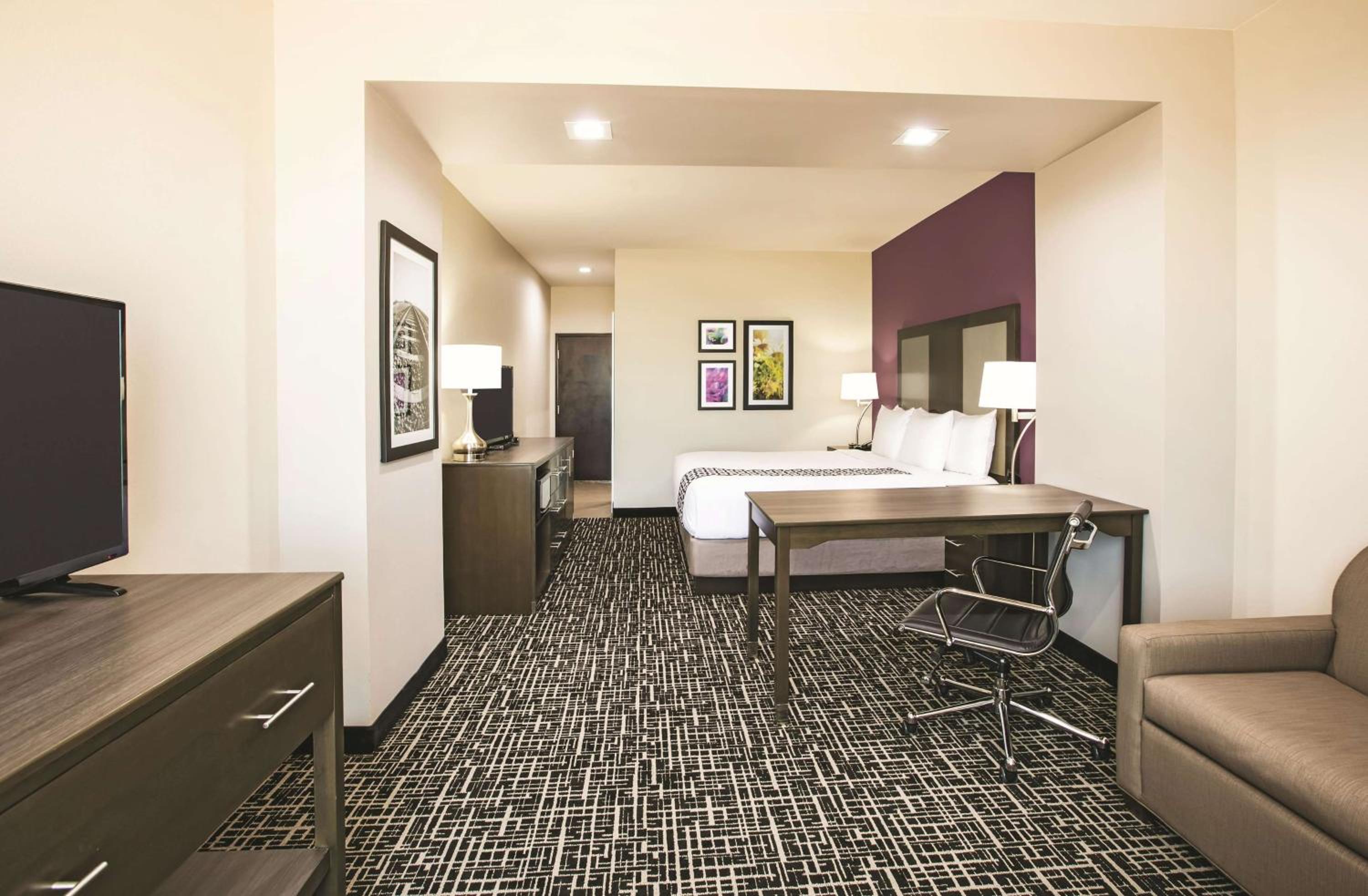 Deluxe Room with Mobility/Hearing Impaired Access - Non-Smoking