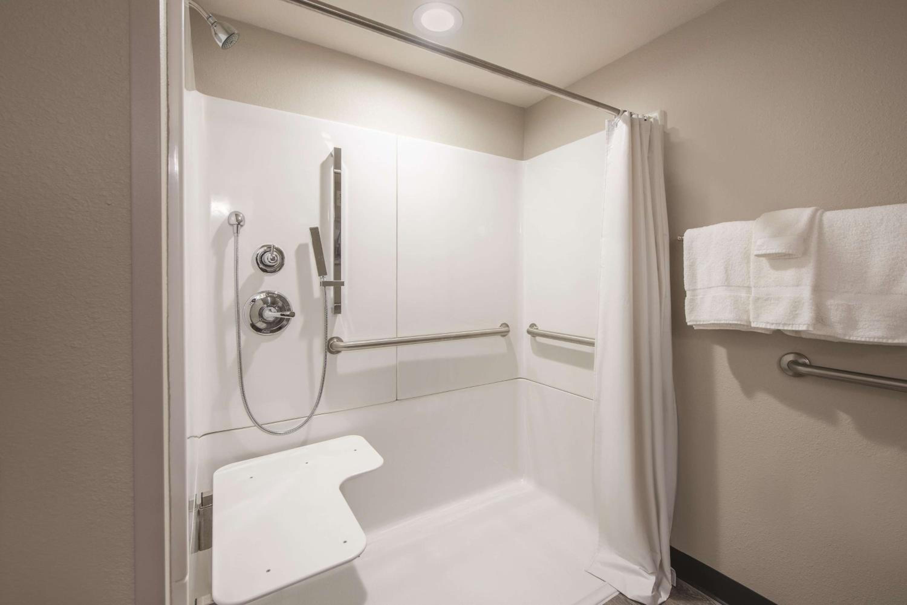 King Room with Bath Tub - Mobility Accessible/Non-Smoking - Photo 4