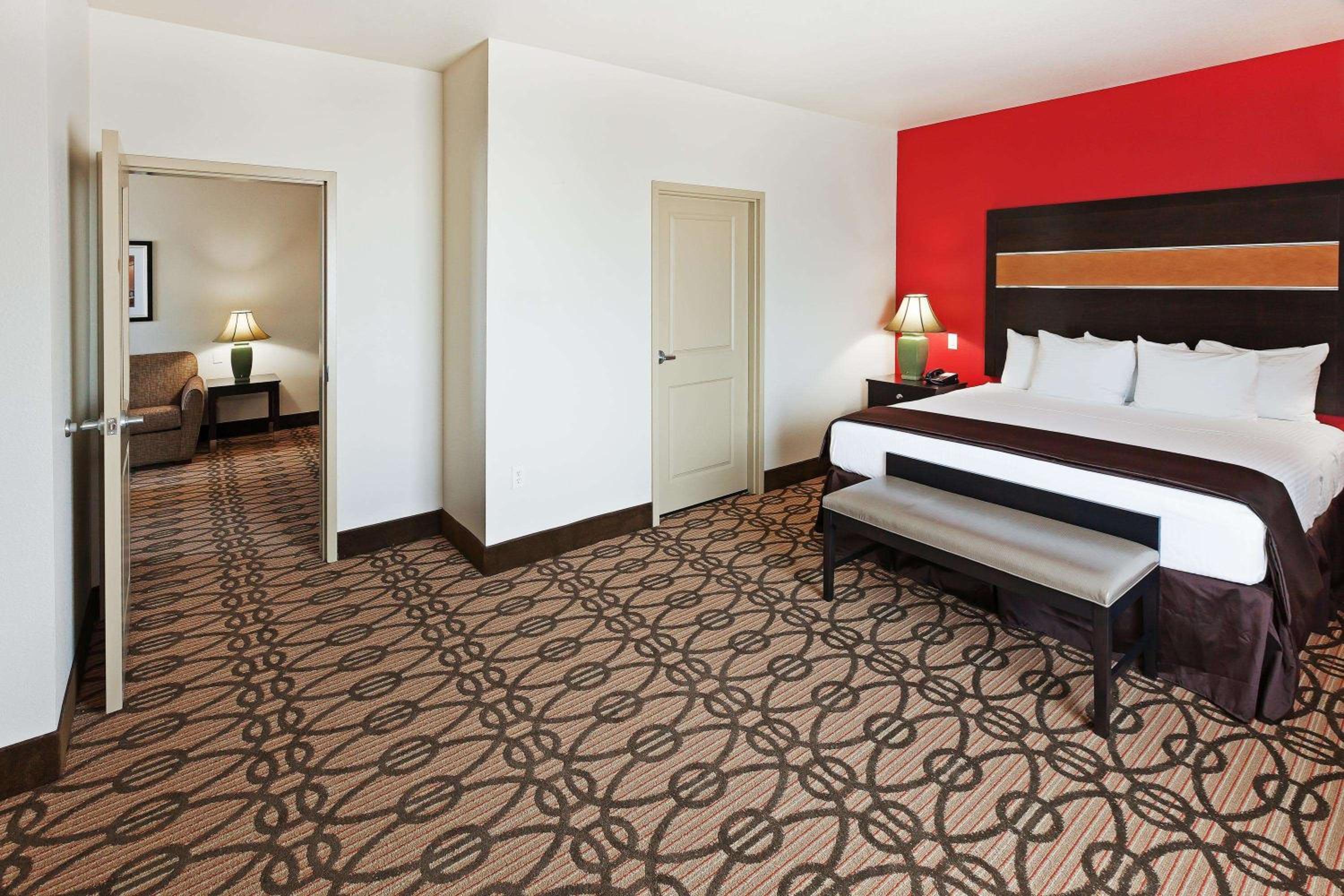 Deluxe King Suite - Mobility Access/Non-Smoking - Photo 1