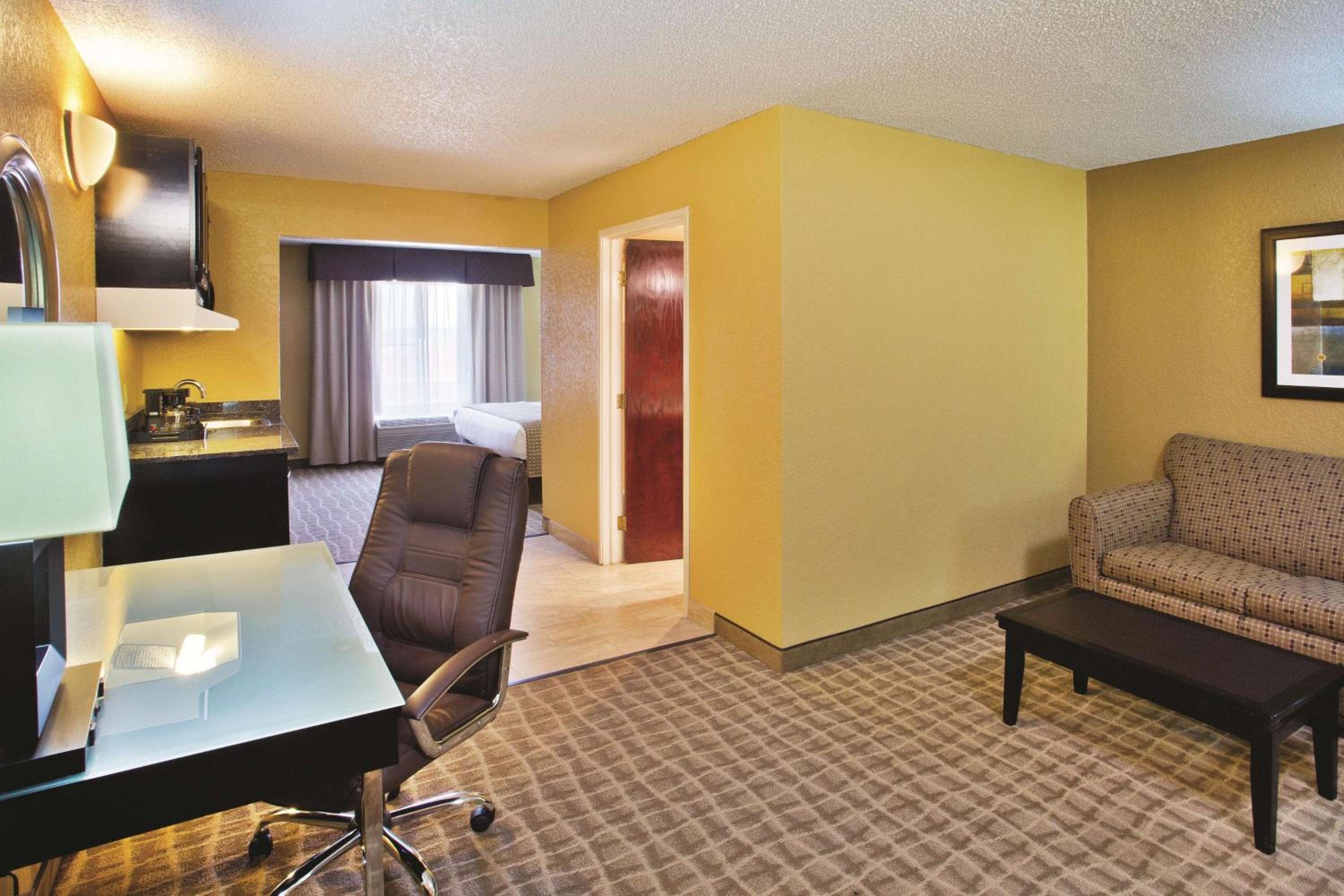 King Suite - Non-Smoking - Photo 3