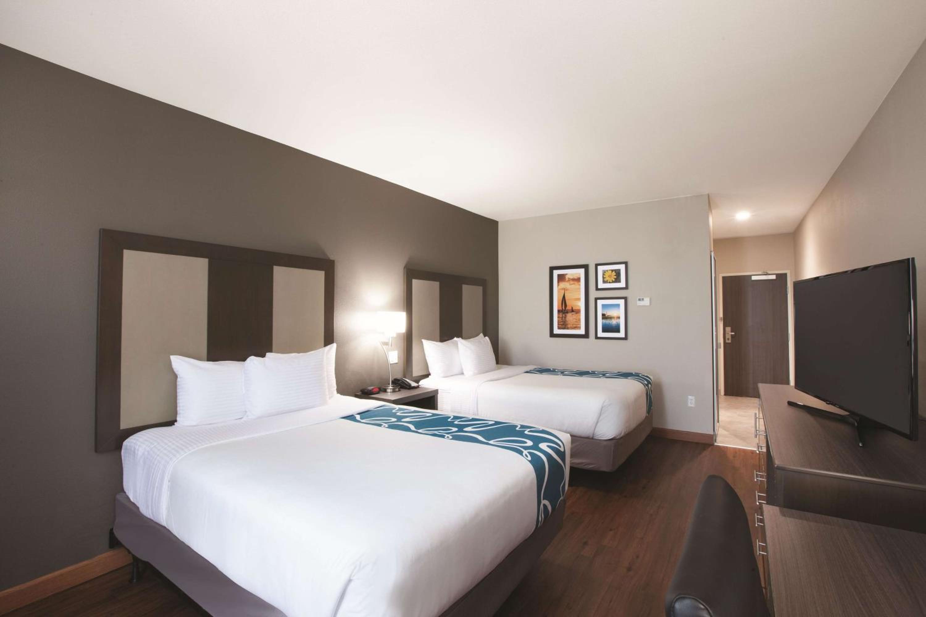 Queen Room with Two Queen Beds - Mobility Access/Non-Smoking photo 1