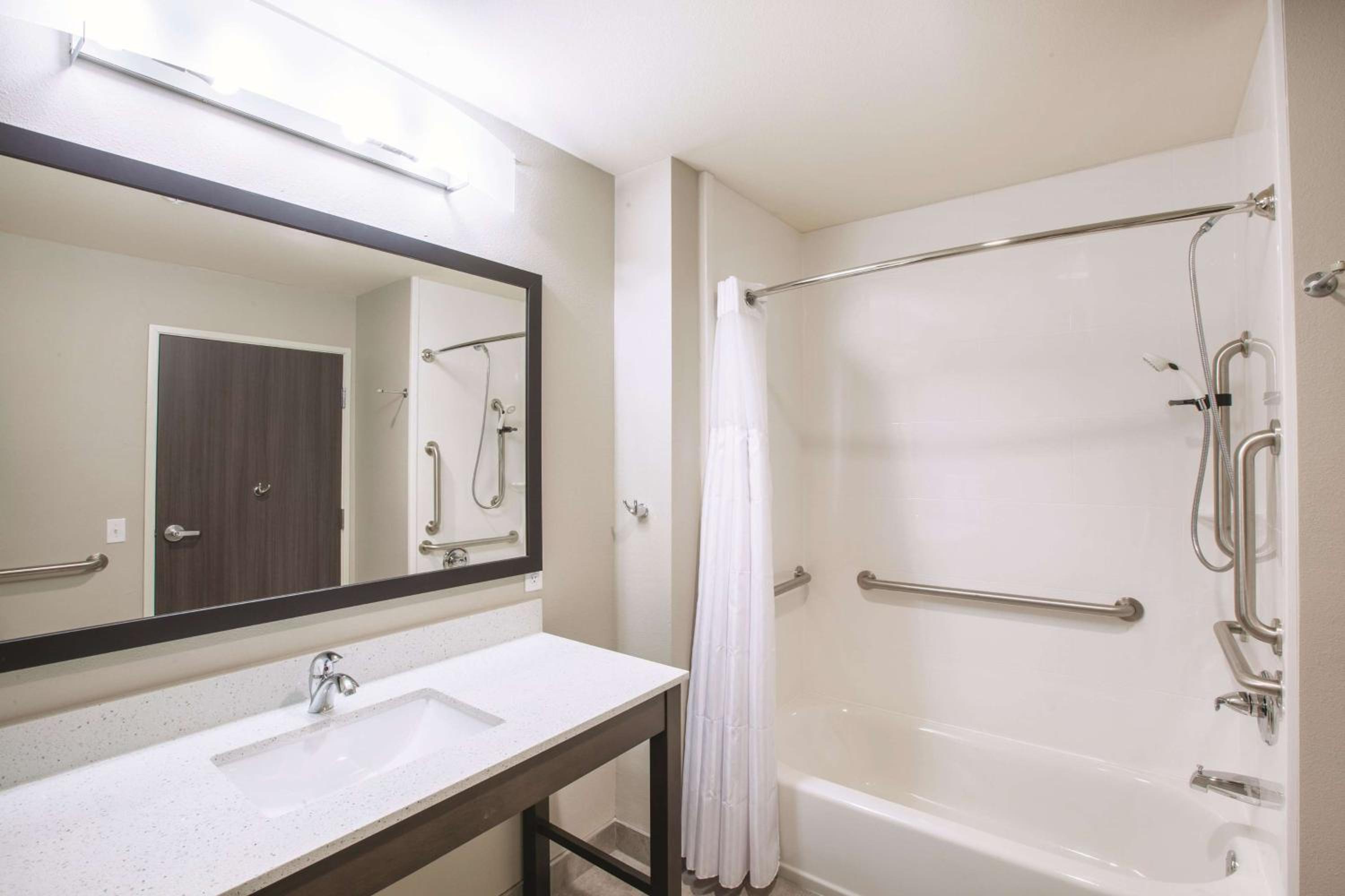 King Room - Mobility Access/Non-Smoking photo 2