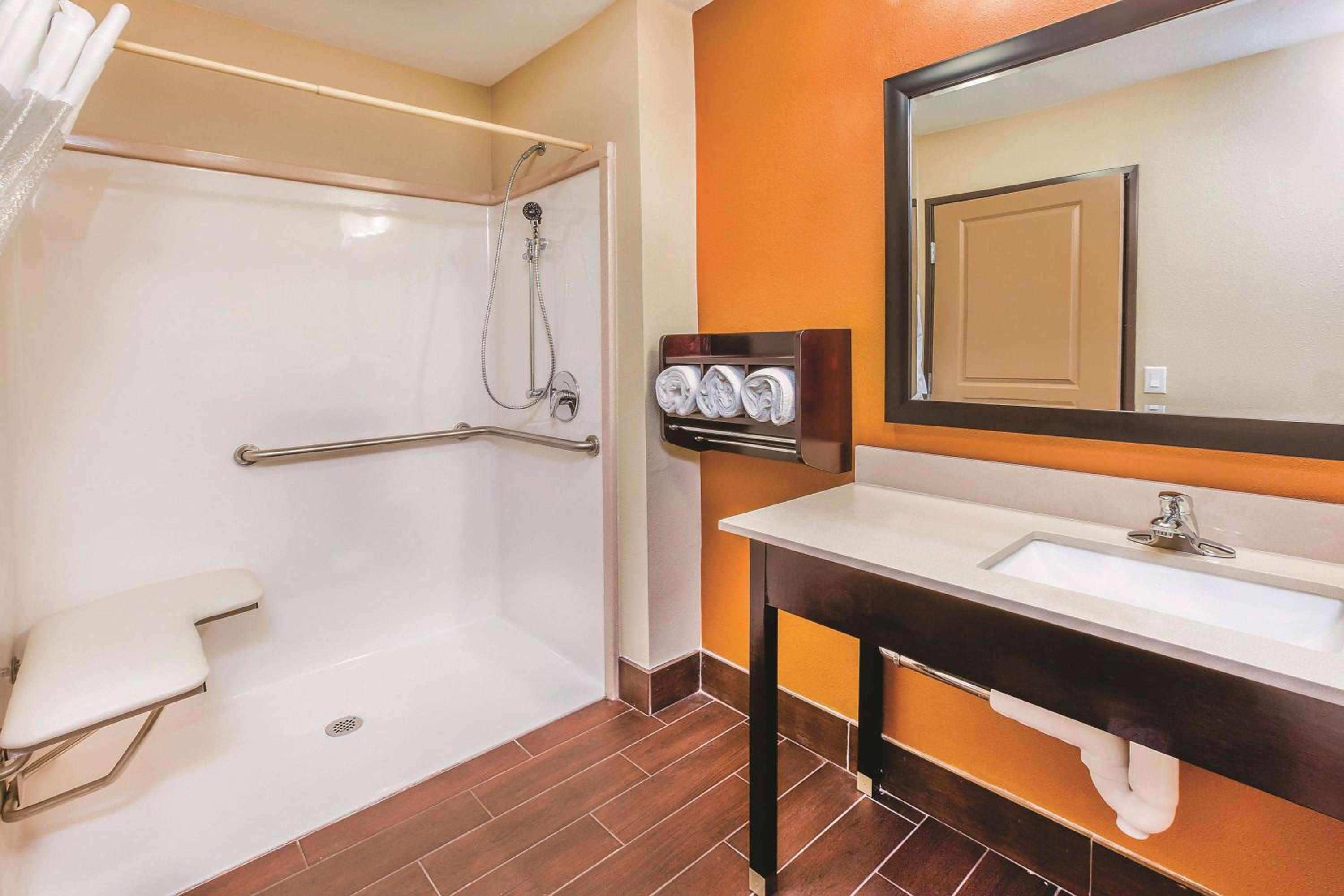 Queen Room with Two Queen Beds and Roll-in Shower - Mobility Accessible/Non-Smoking photo 2