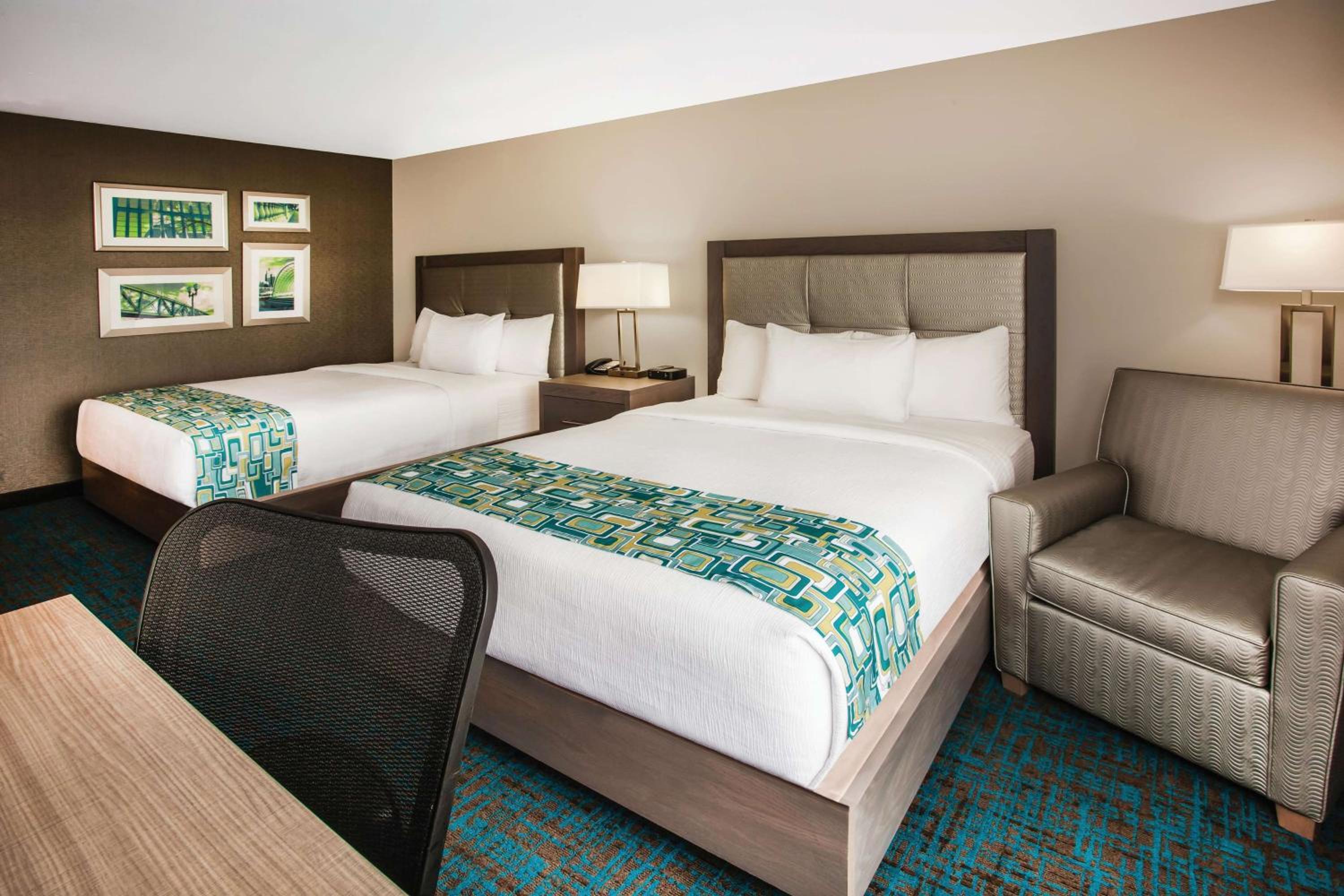 Queen Room with Two Queen Beds photo 1