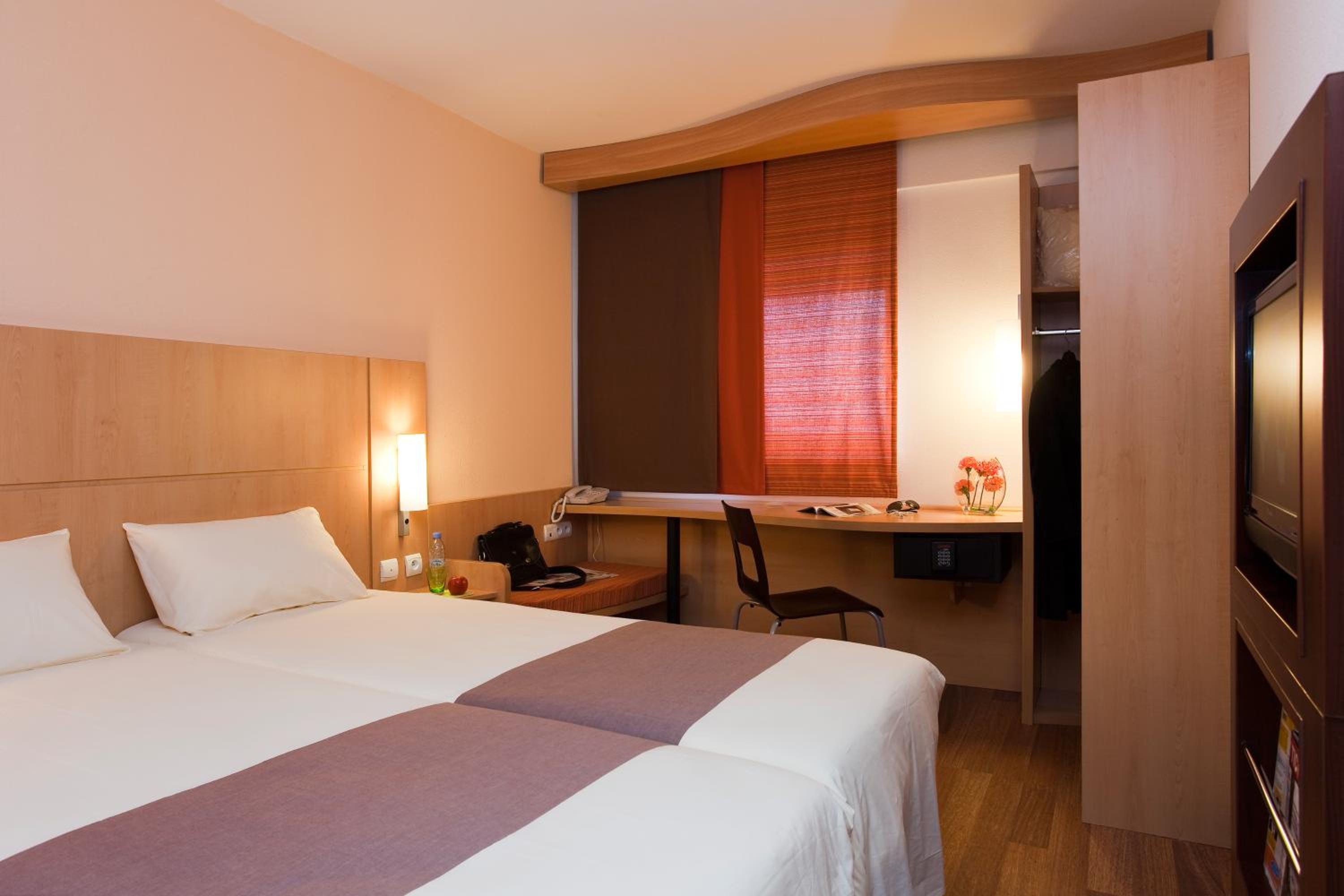 Twin Room - Photo 2