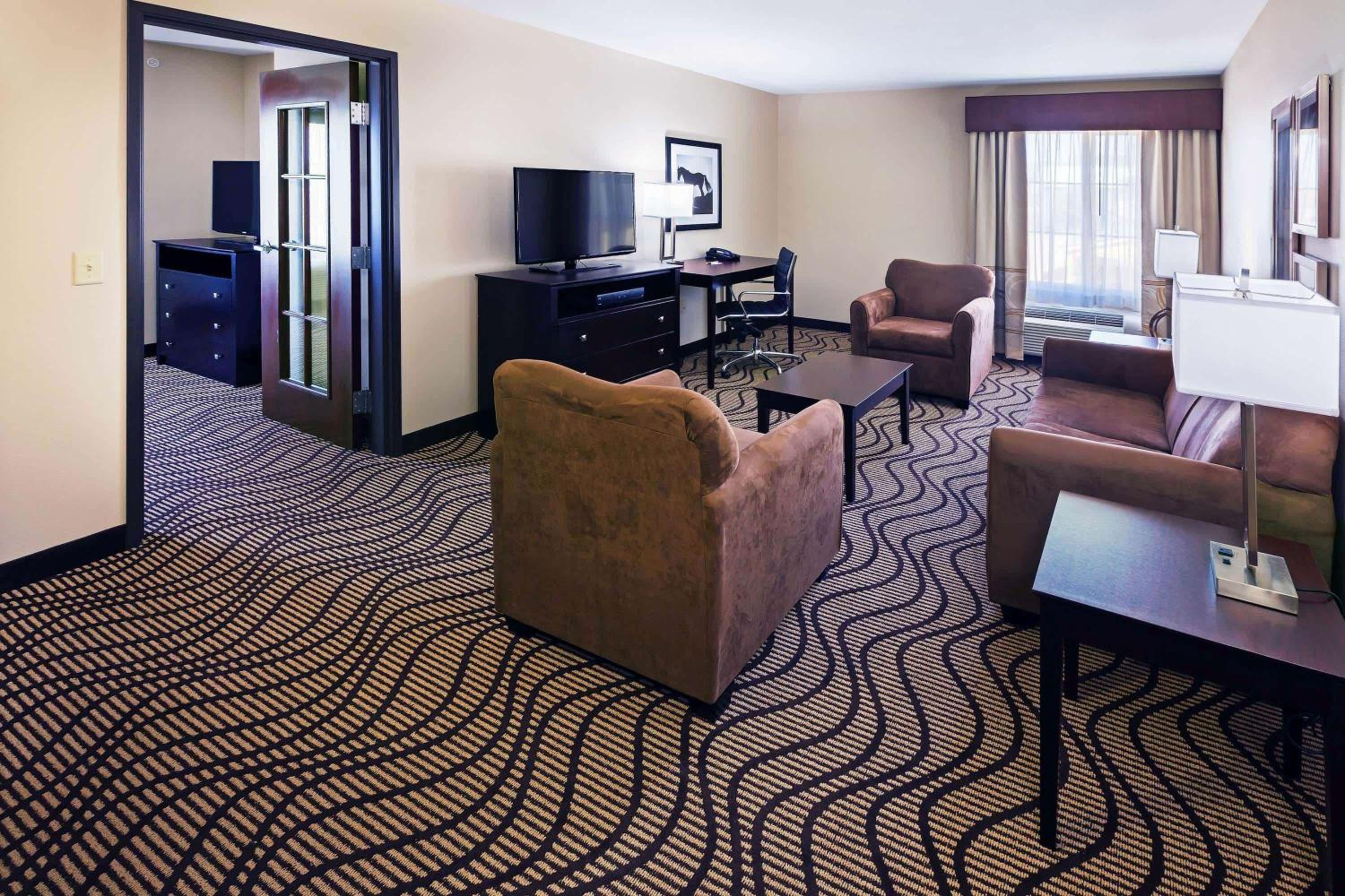 King Suite - Non-Smoking photo 2