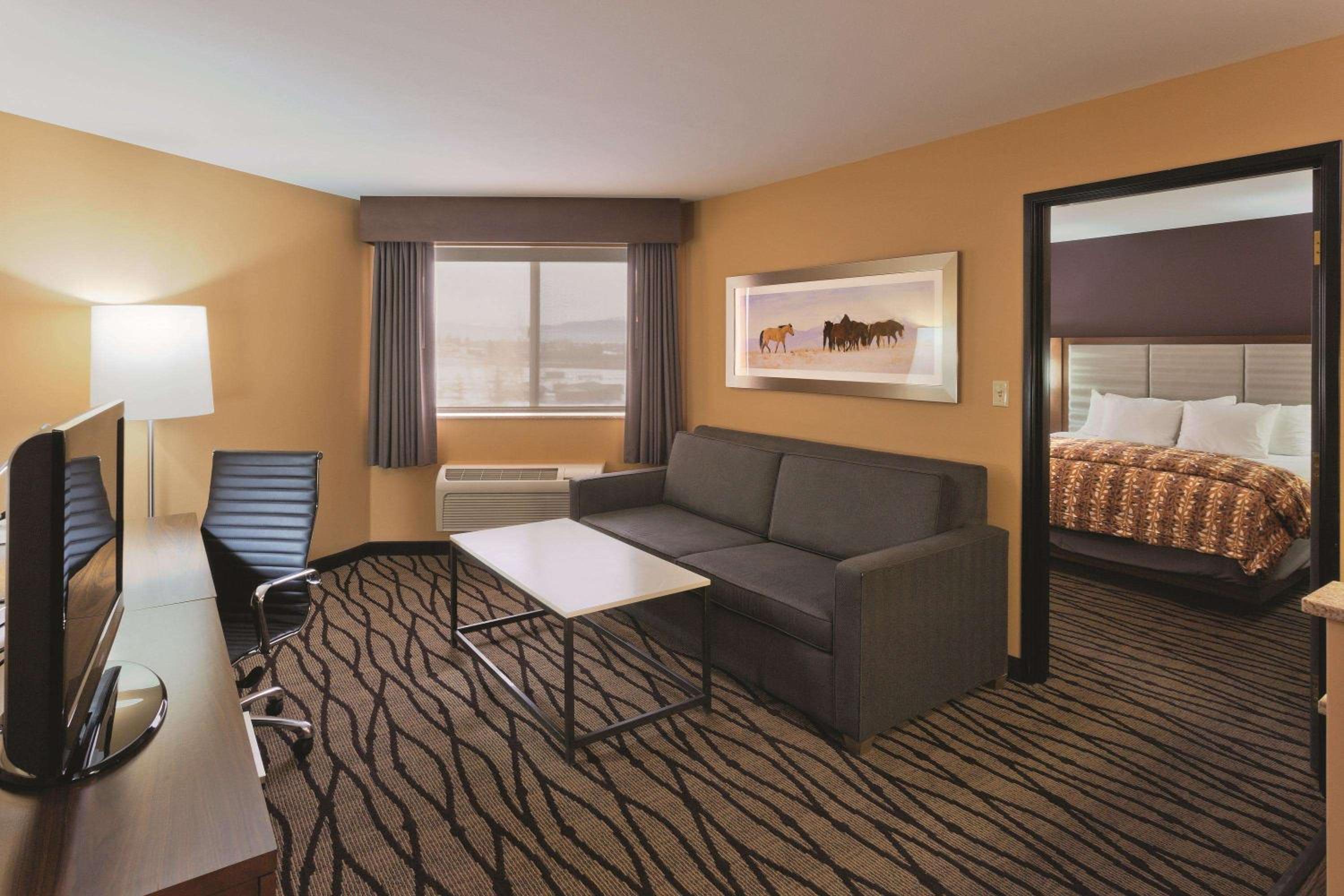 King Suite with Mountain View - Non-Smoking - Photo 3