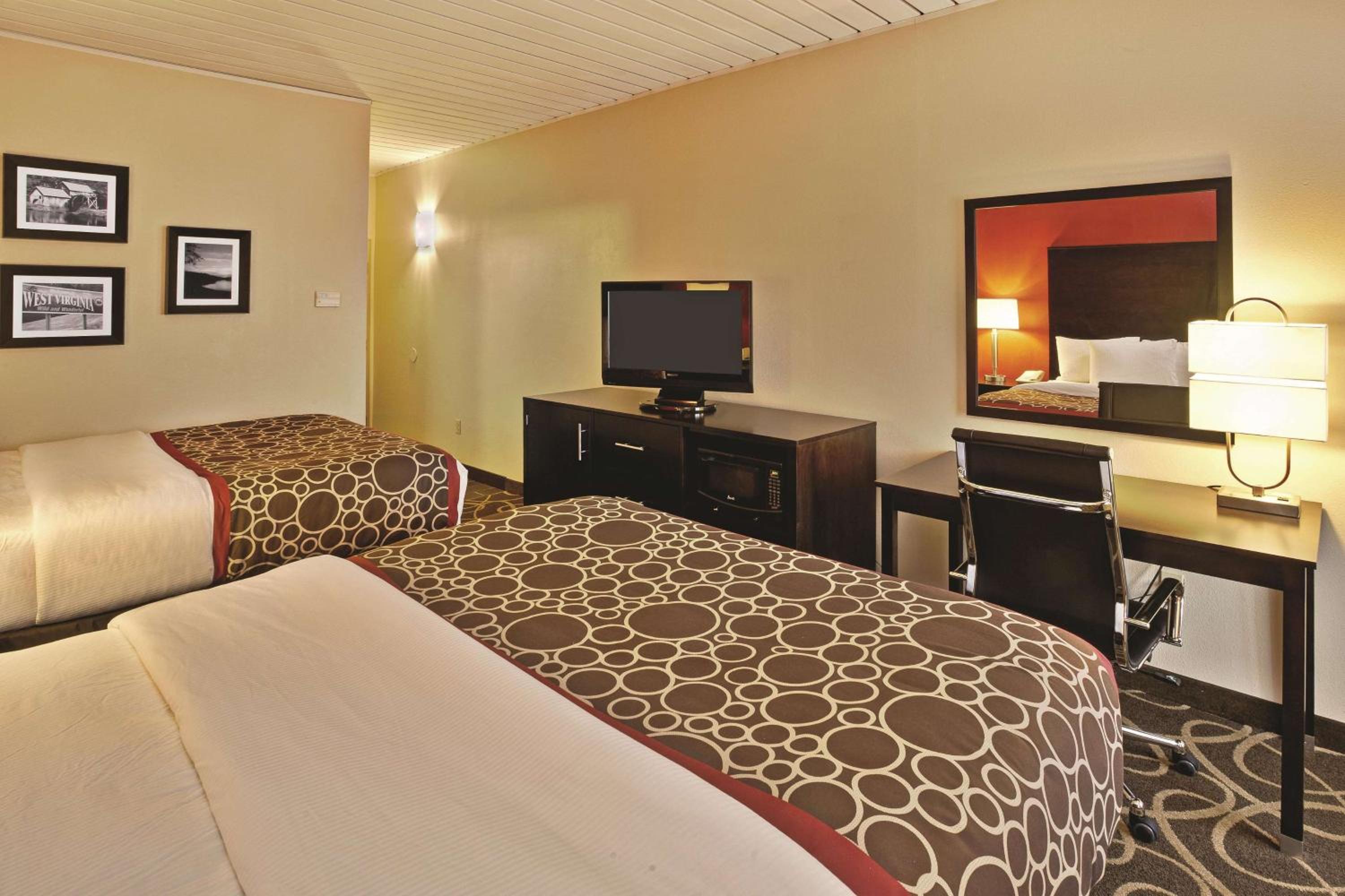 Queen Room with Two Queen Beds - Photo 2