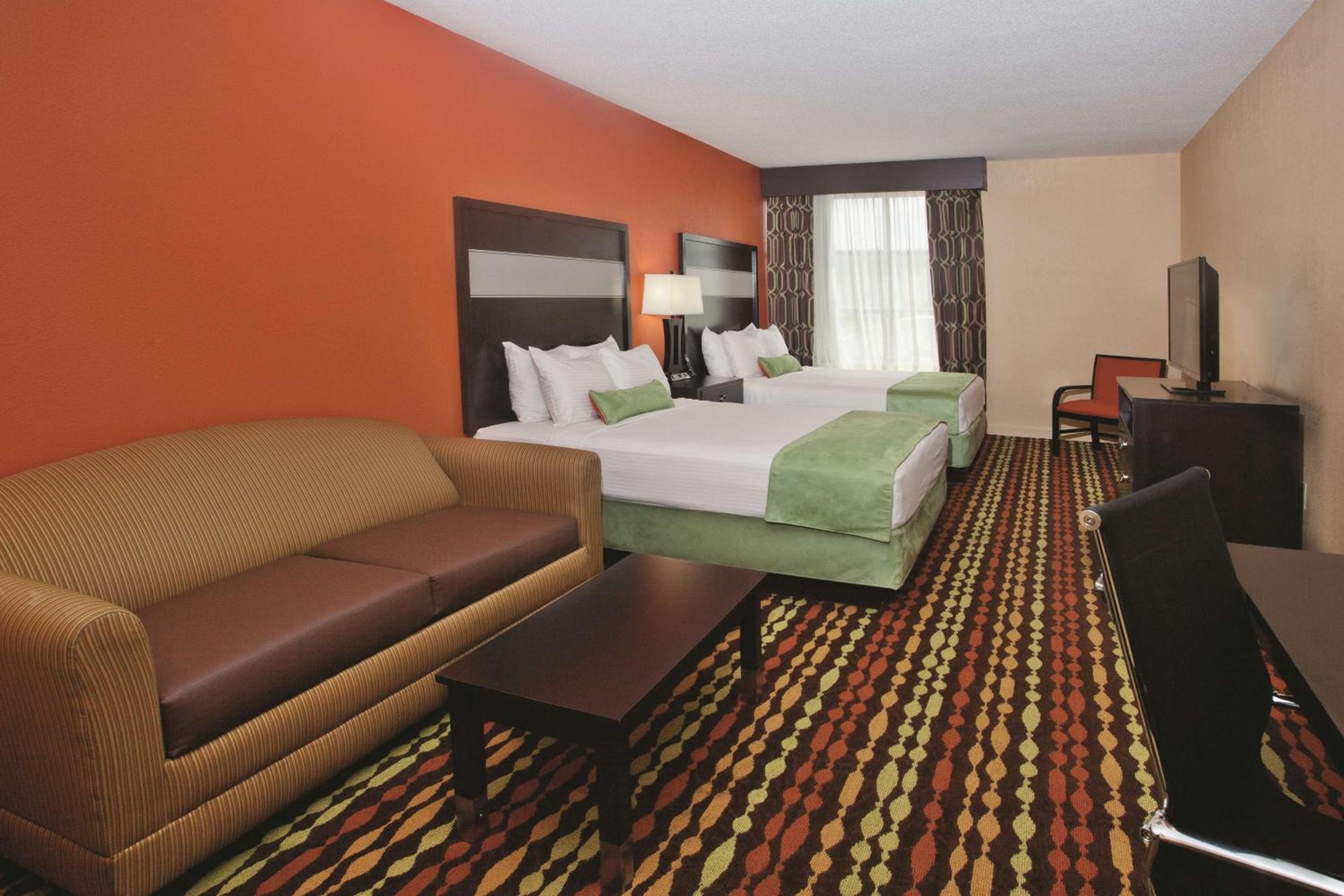 Deluxe Queen Room with Two Queen Beds - Non-Smoking - Photo 5