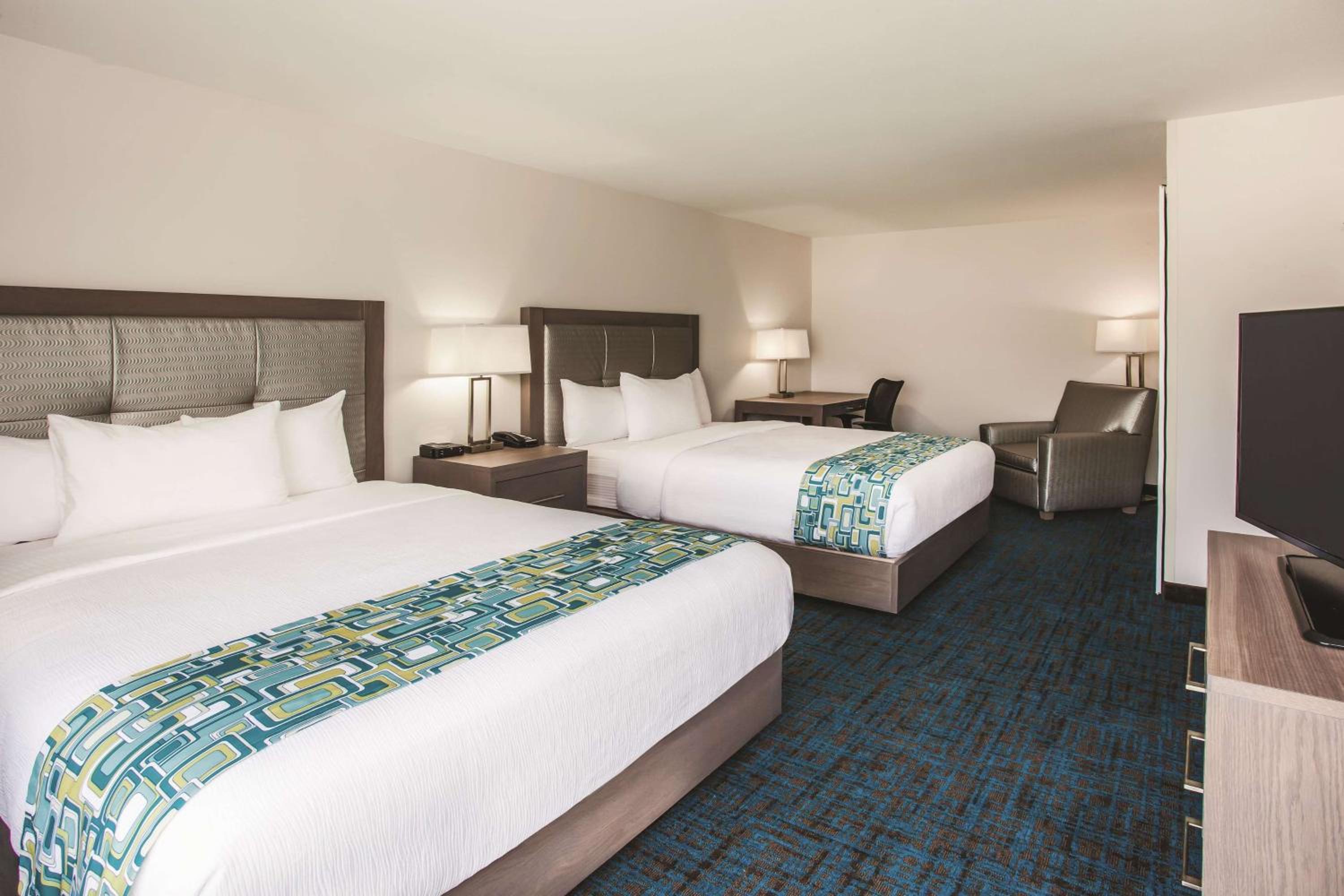 One Bedrooms Suite With Two Queen Beds - Non-Smoking photo 2