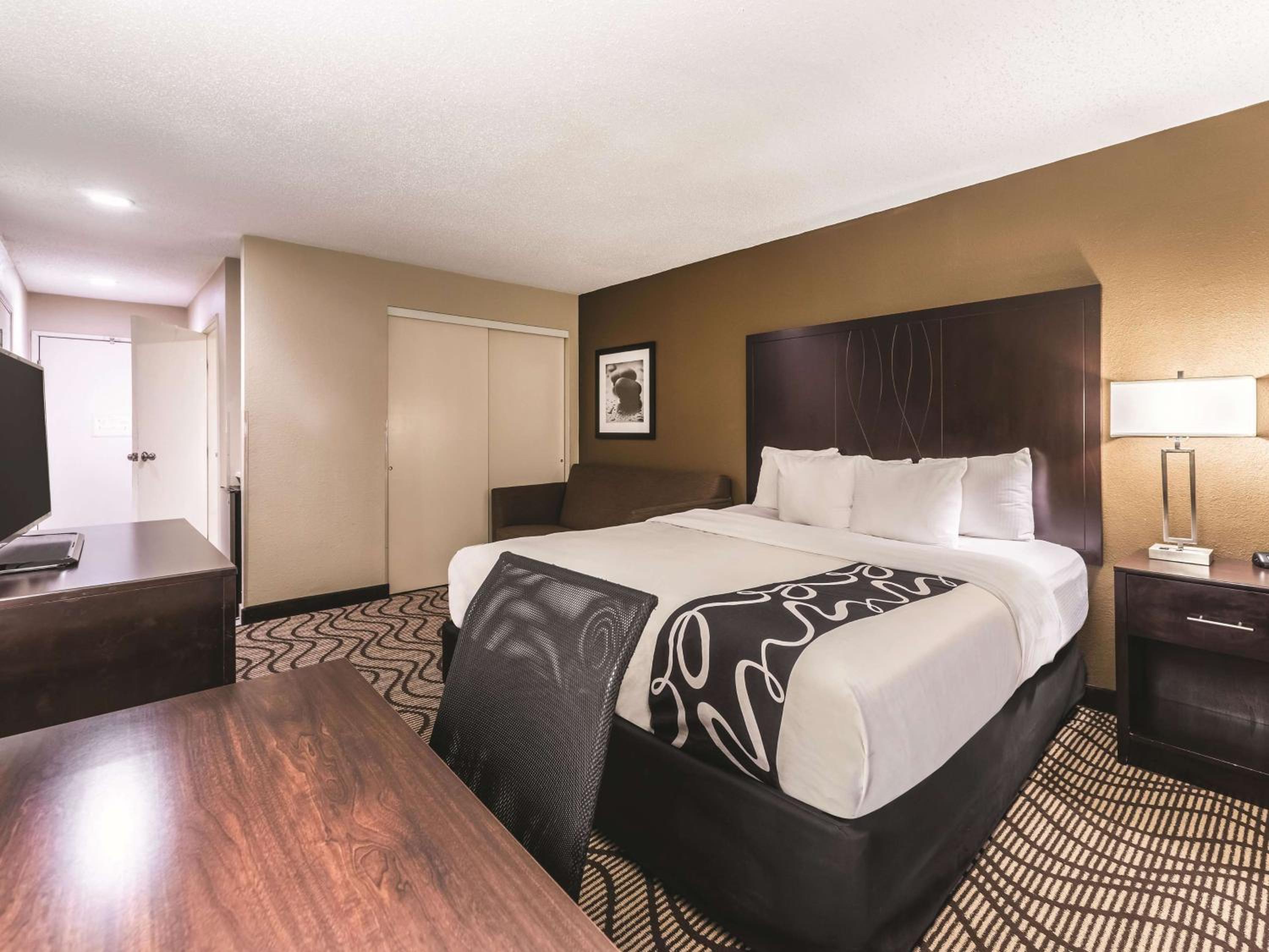 Deluxe King Room - Disability Access photo 2