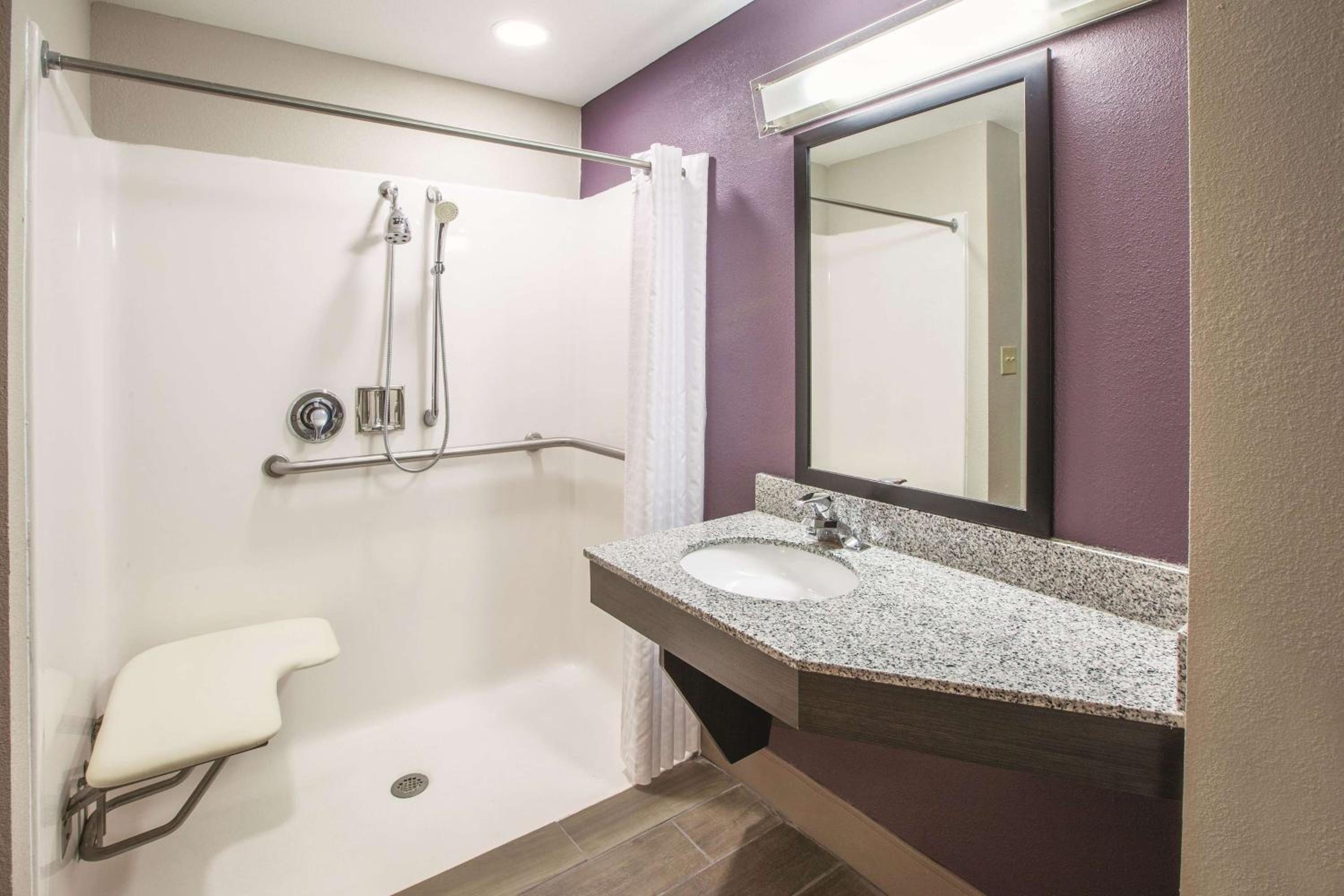 King Room - Disability Access - Photo 3