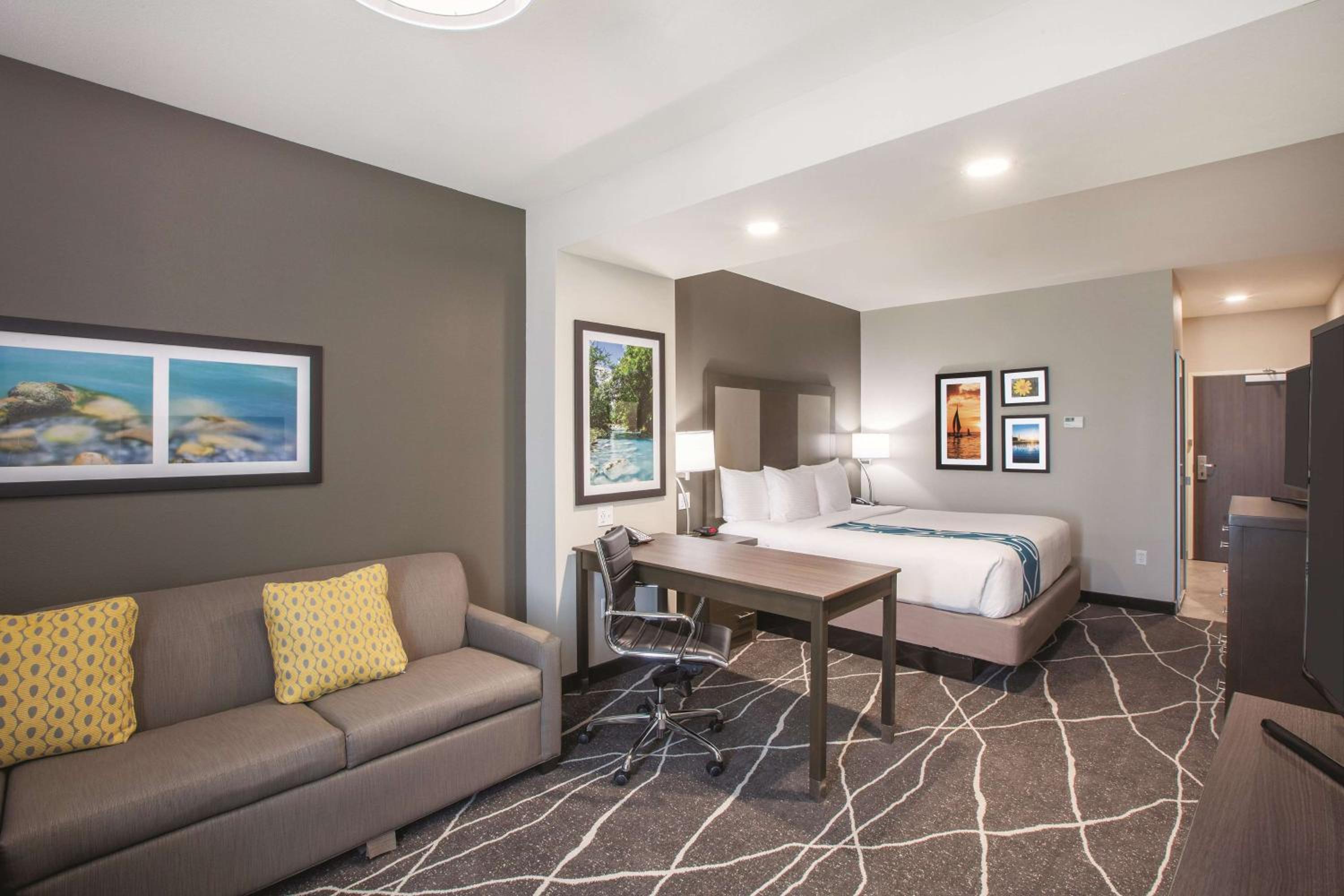 Executive King Room with Sofa Bed photo 3