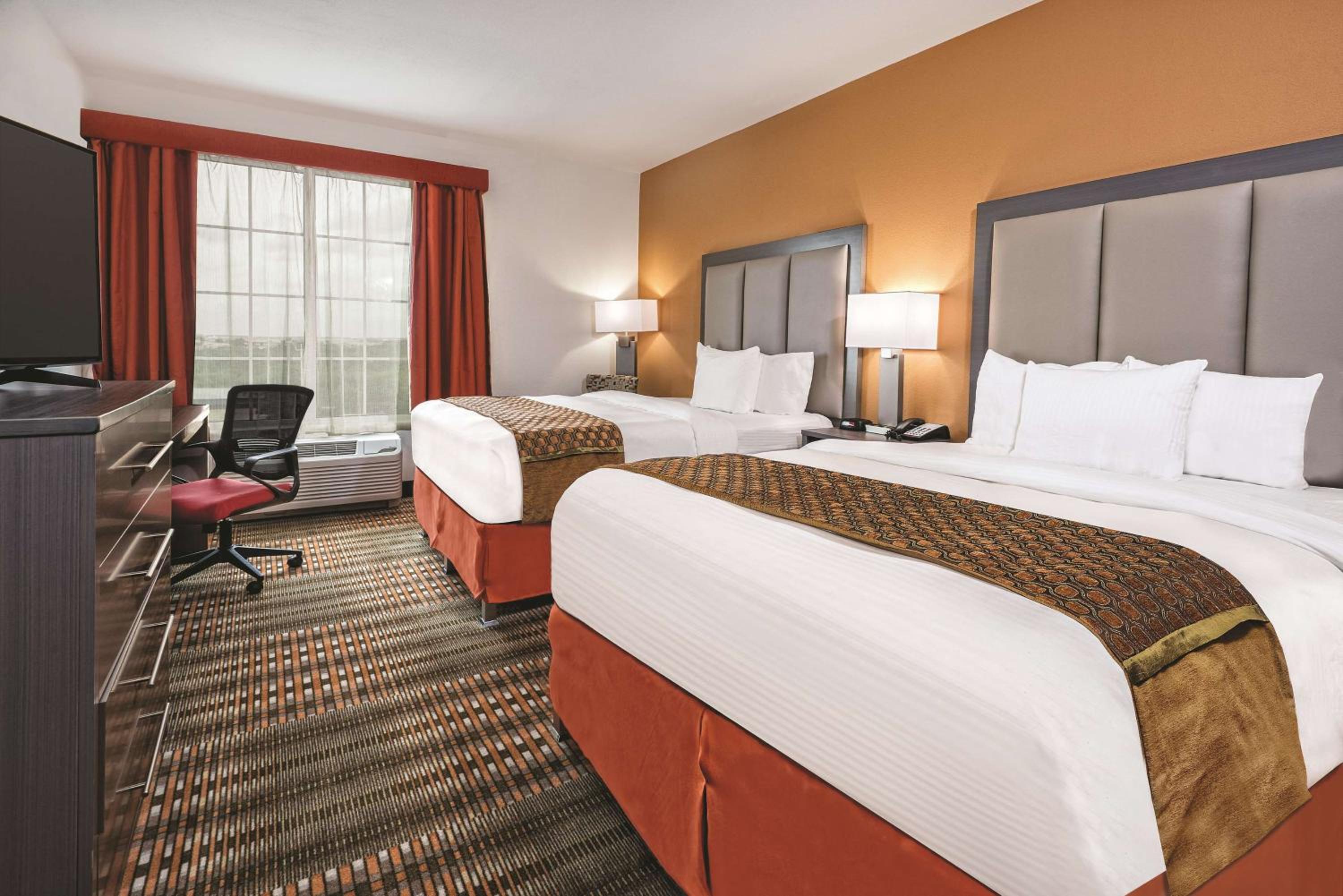 Queen Room with Two Queen Beds photo 1