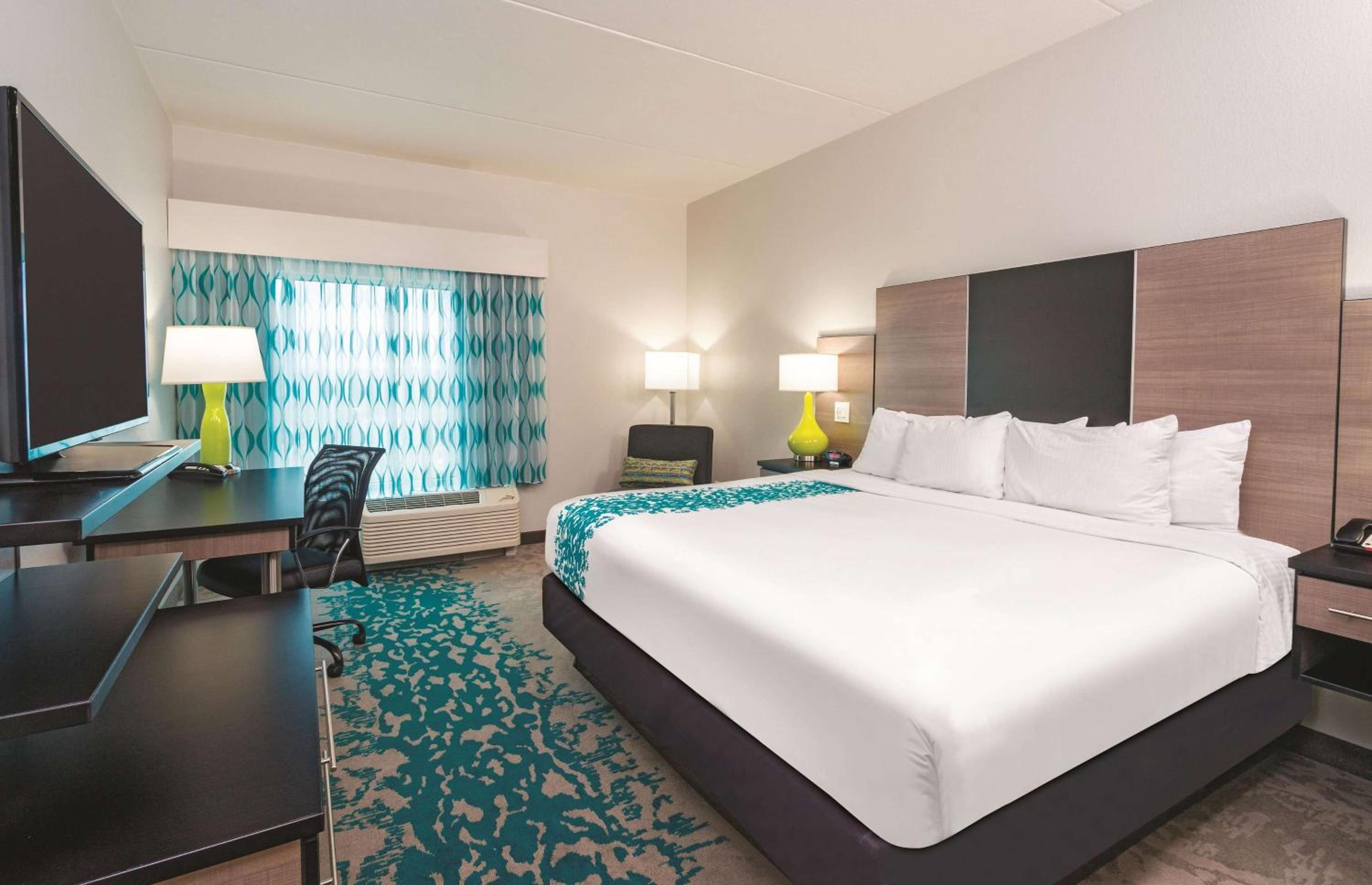 King Room with Bath Tub - Mobility/Hearing Accessible - Non-Smoking