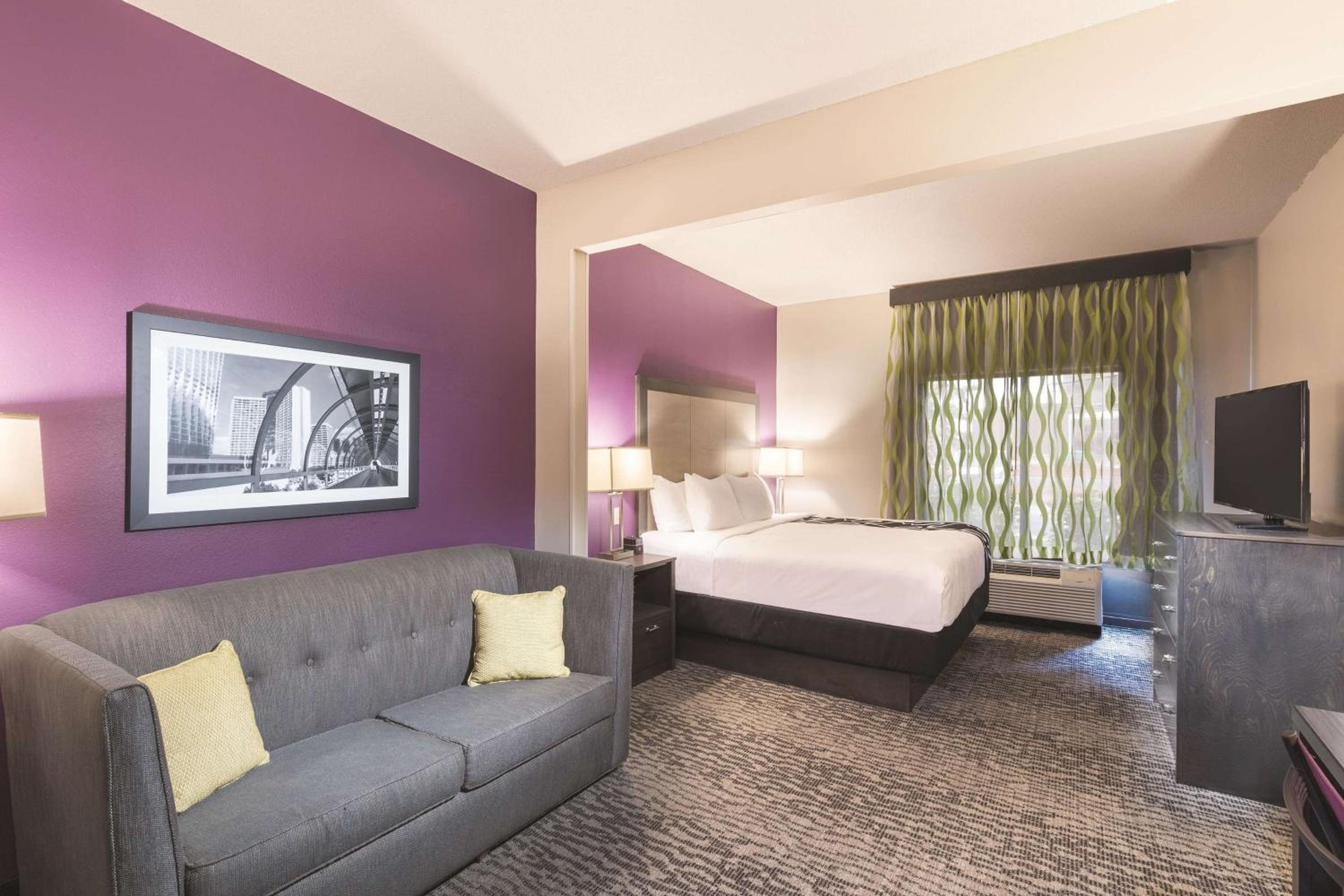 Executive King Room with Sofa Bed - Non-Smoking - Photo 1