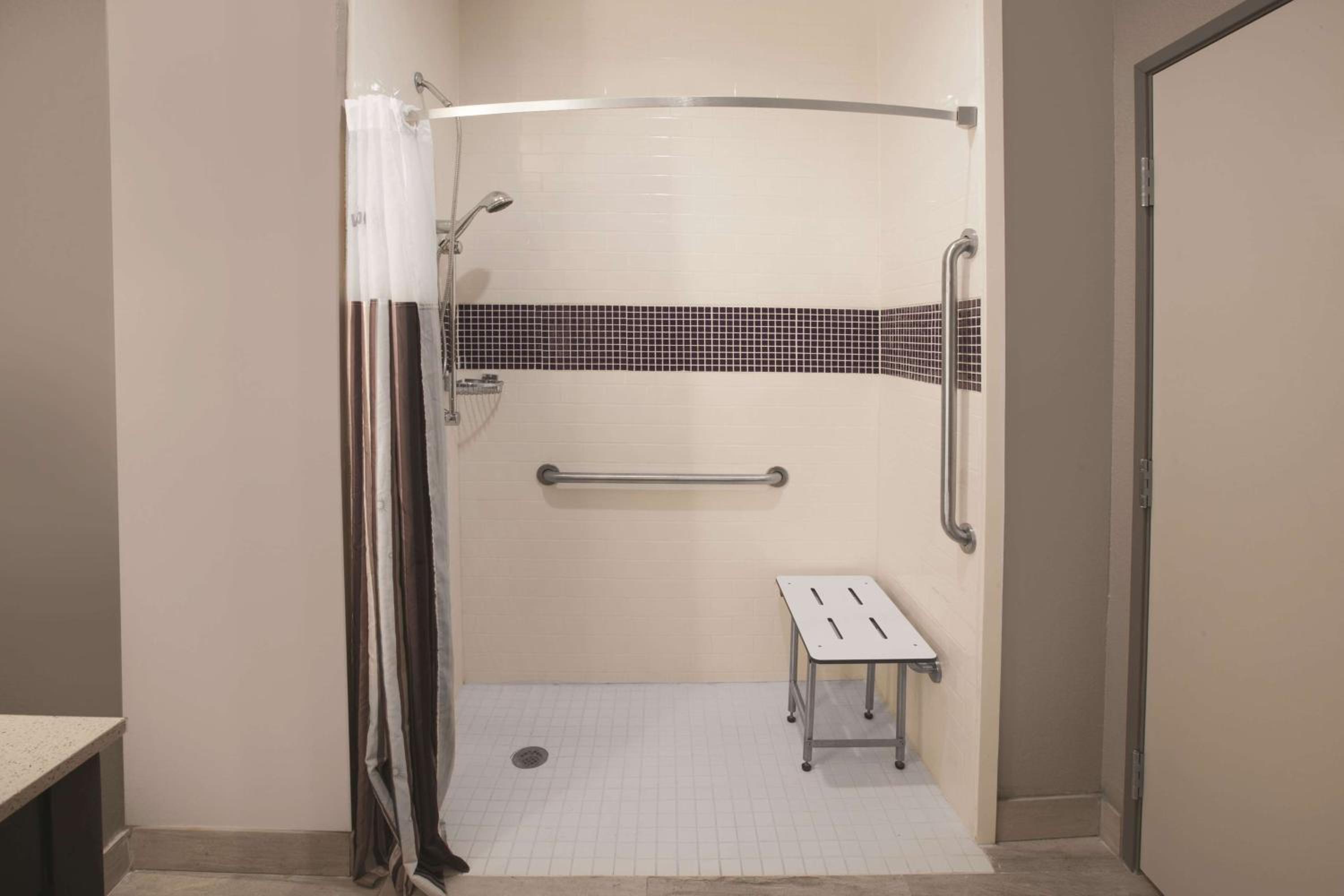 Queen Room with Two Queen Beds and Bath Tub - Mobility/Hearing Accessible - Non-Smoking photo 2