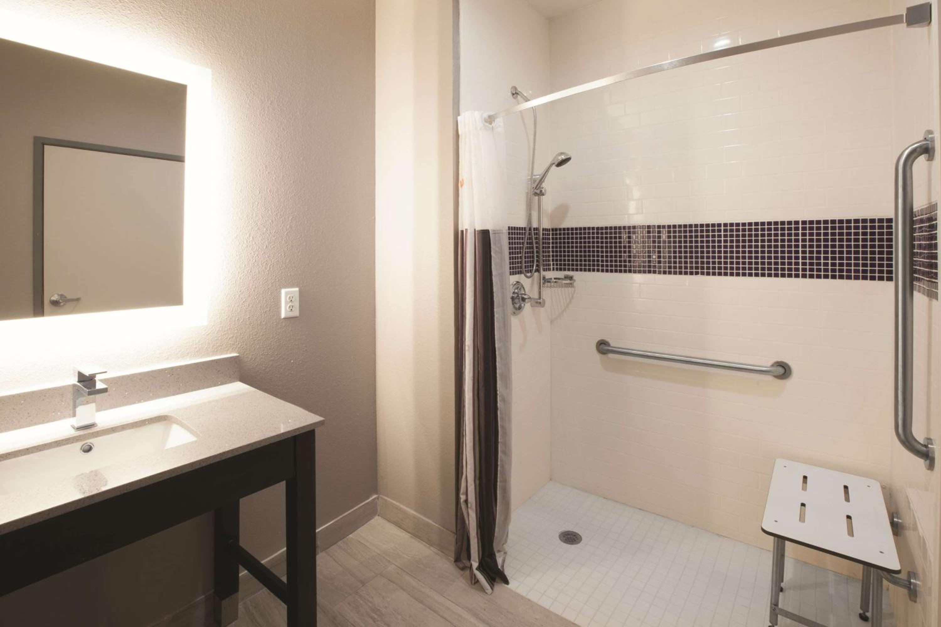 Deluxe King Room with Roll-In Shower - Mobility/Hearing Accessible - Non-Smoking photo 3