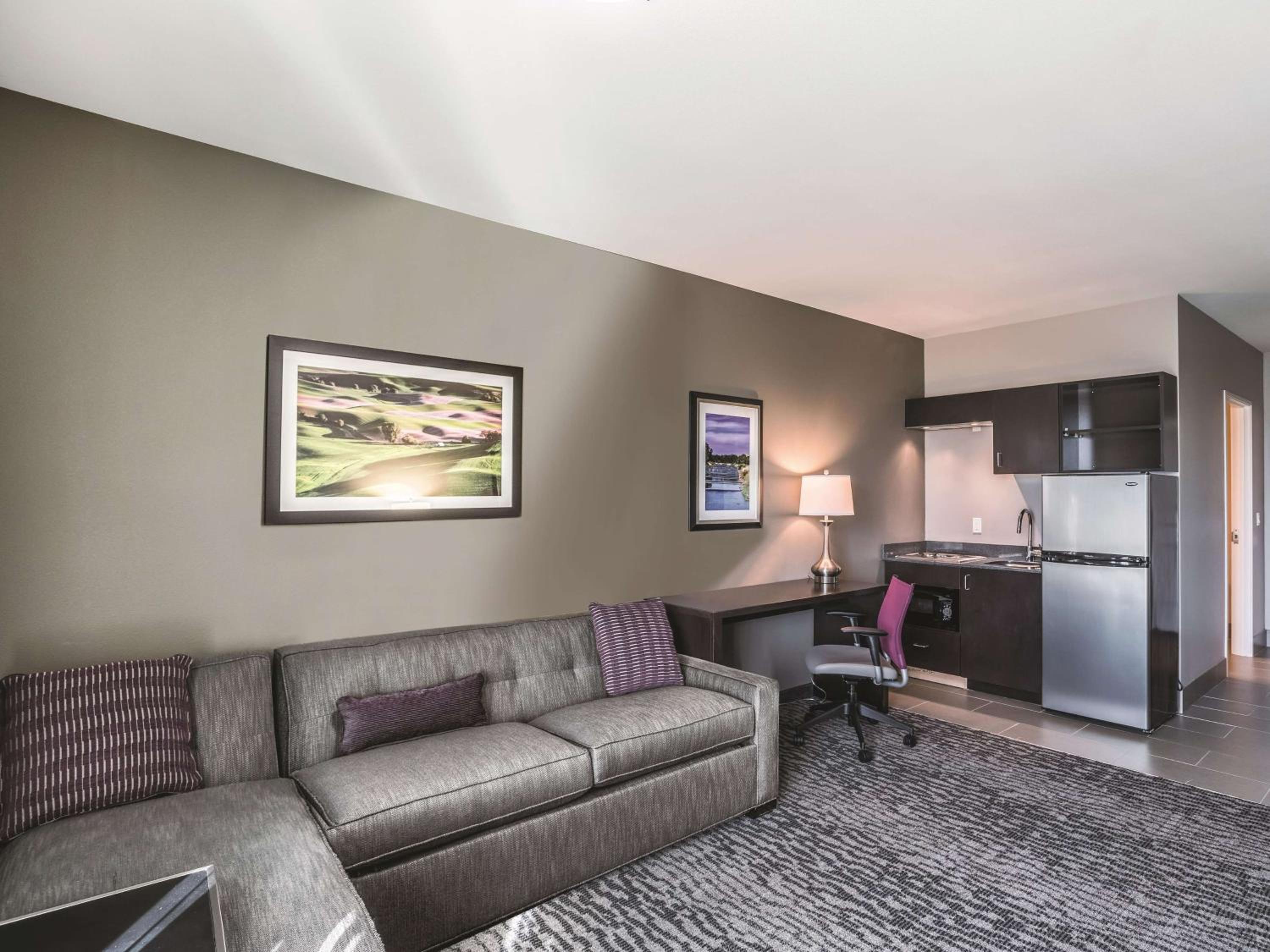 Deluxe King Suite photo 3