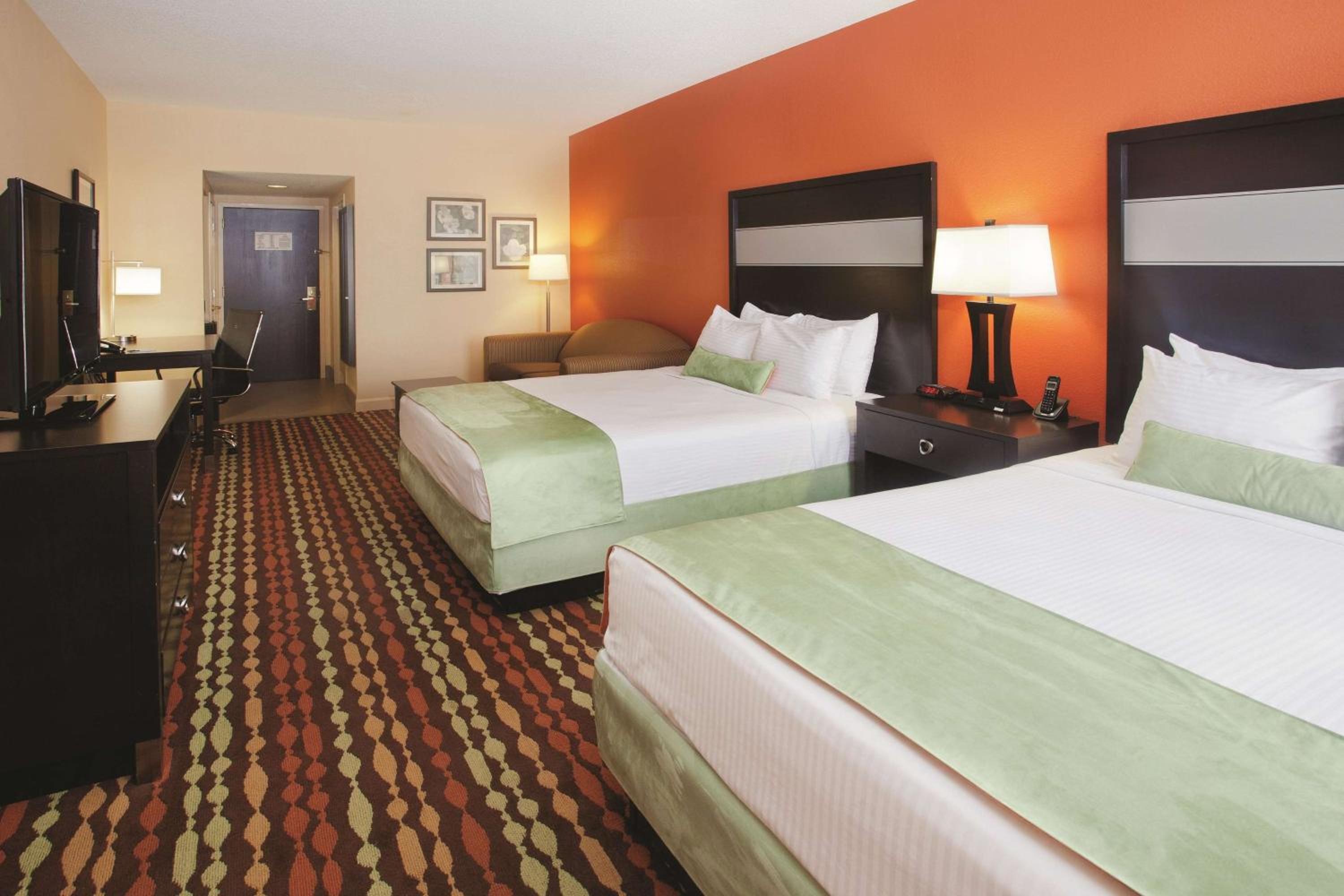 Deluxe Queen Room with Two Queen Beds - Non-Smoking - Photo 2