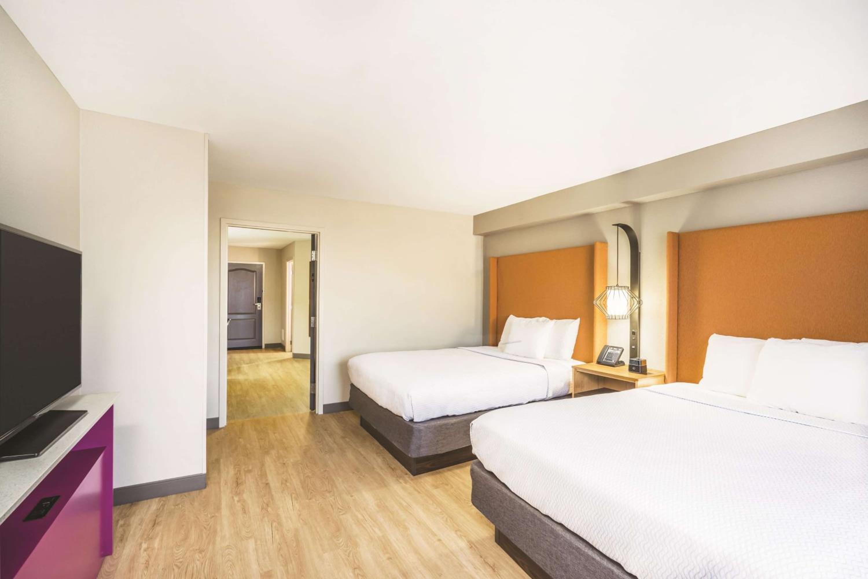 One-Bedroom Suite with Two Queen Beds and Sofa Bed - Non-Smoking photo 1