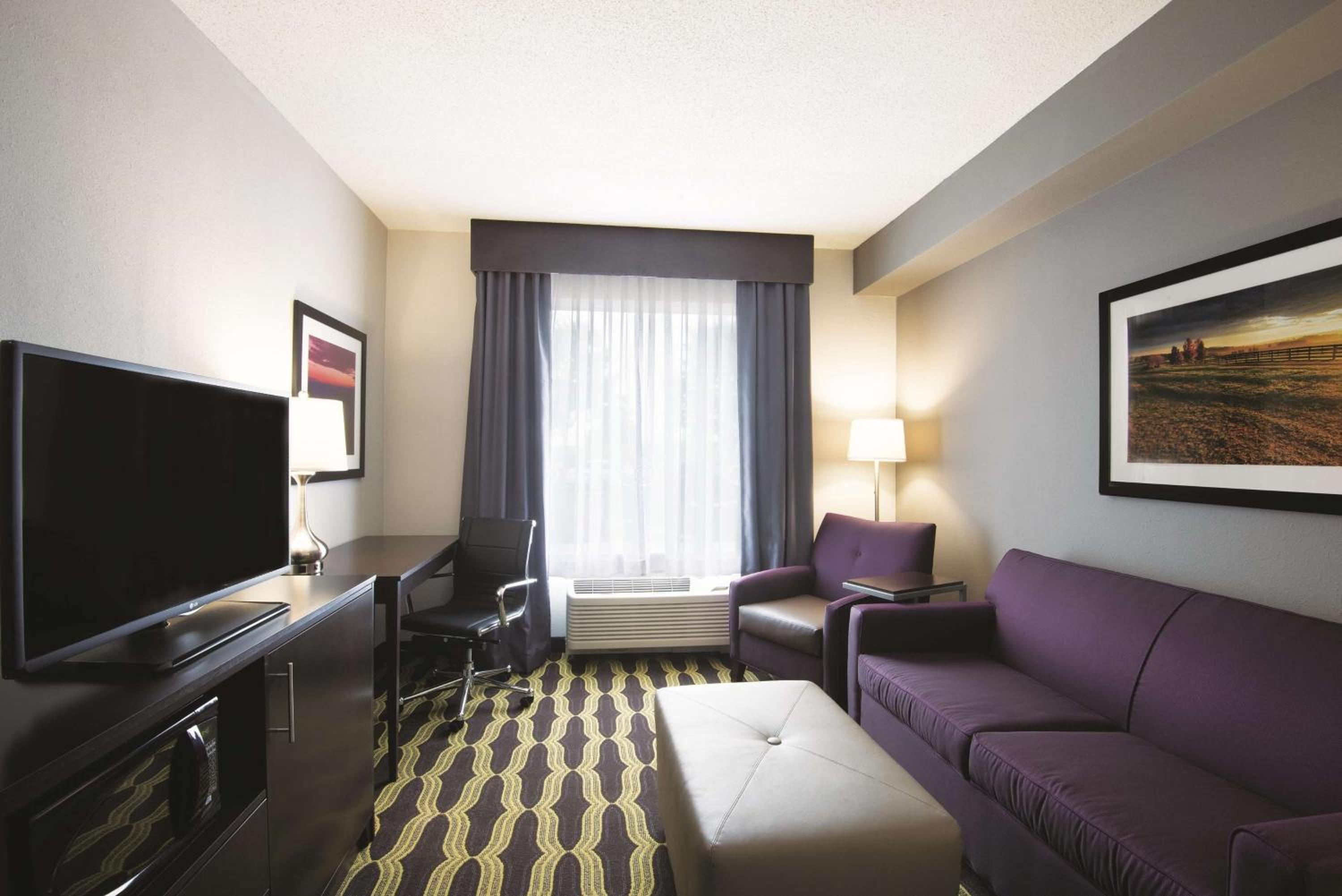 One-Bedroom King Suite - Non-Smoking - Photo 2