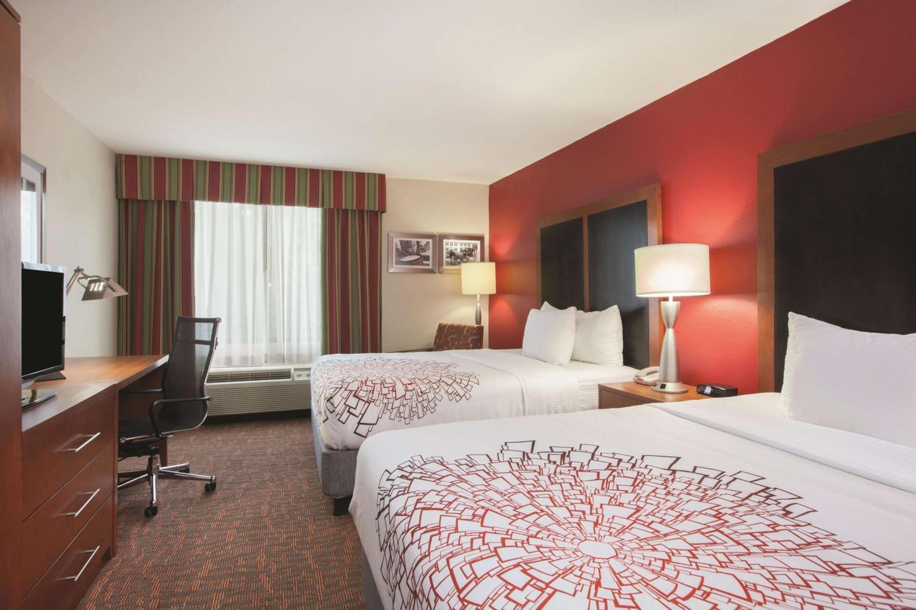Queen Room with Two Queen Beds - Non-Smoking photo 3