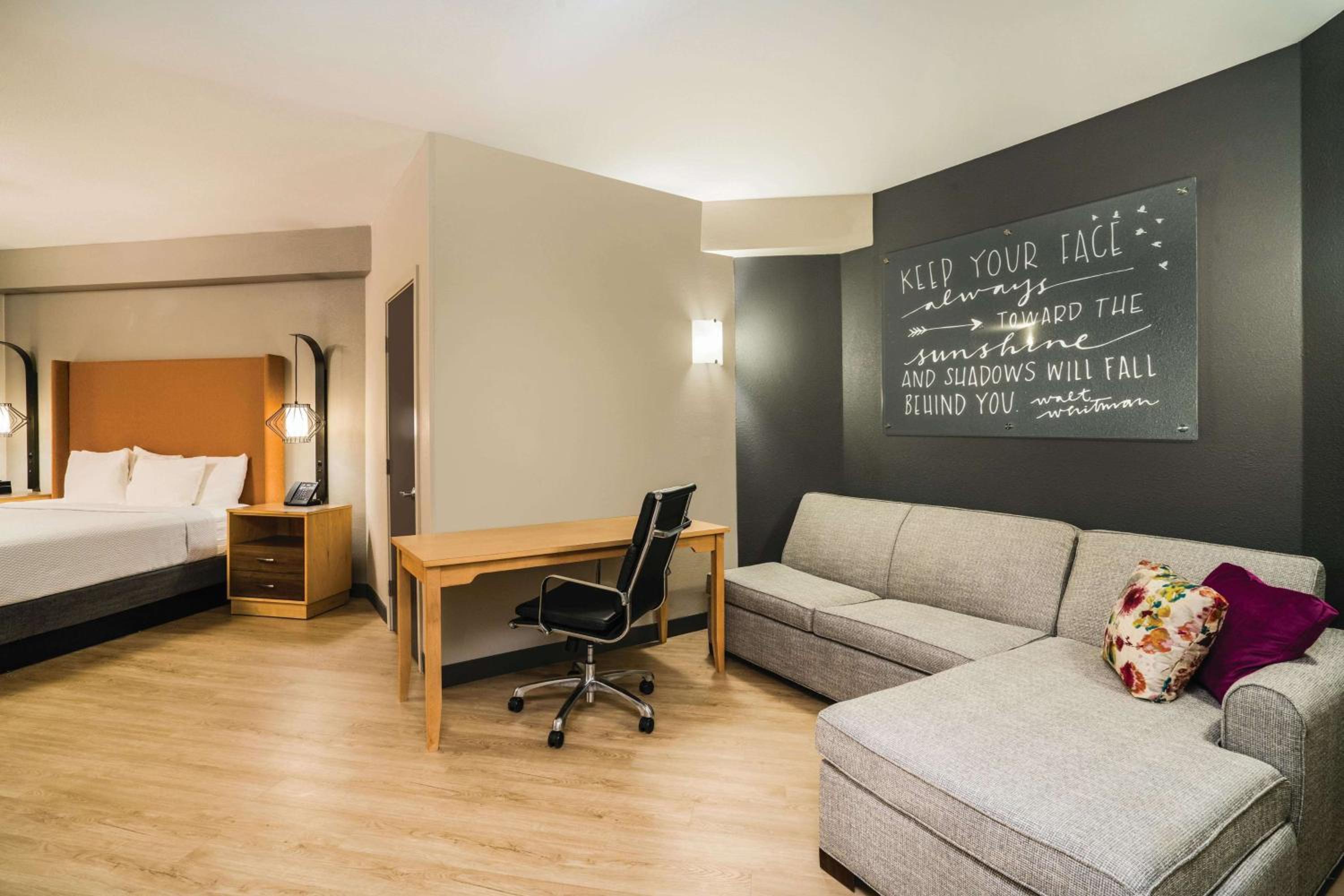 1 King Bed, Sofa Bed, Jetted Tub Suite, Non-Smoking photo 3