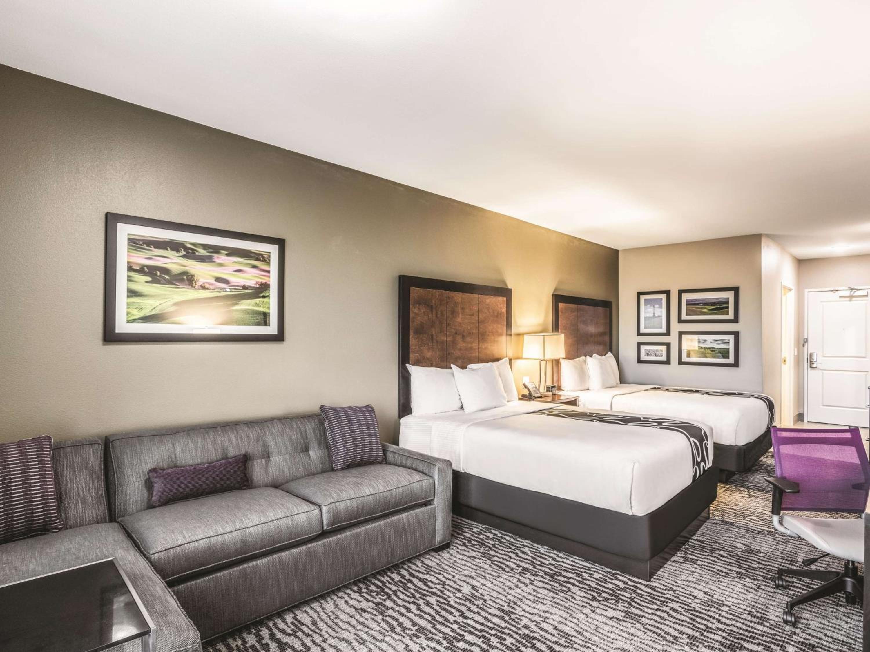 2 Queen Beds, Deluxe Family Room, Non-Smoking photo 2