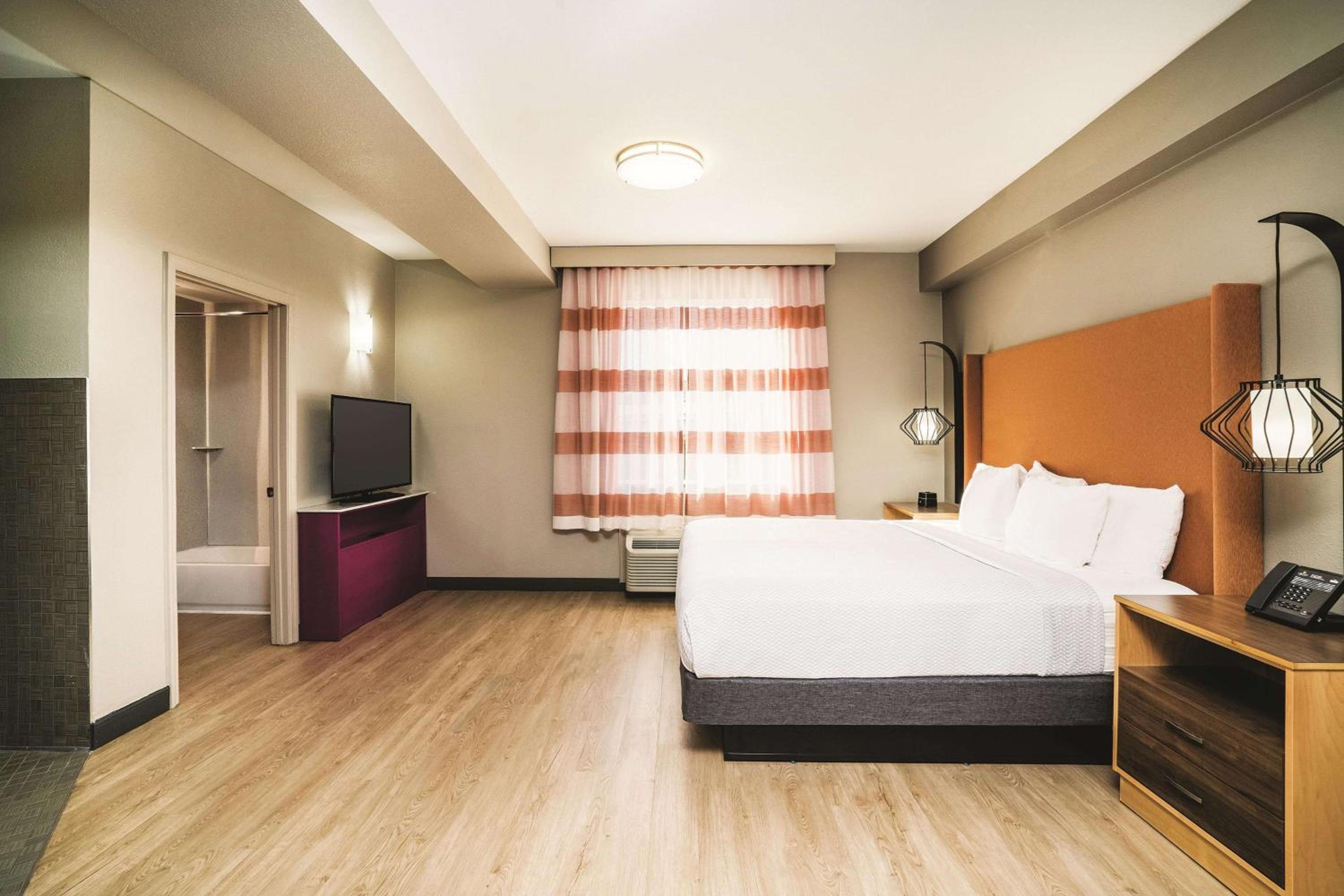1 King Bed, Sofa Bed, Jetted Tub Suite, Non-Smoking photo 1