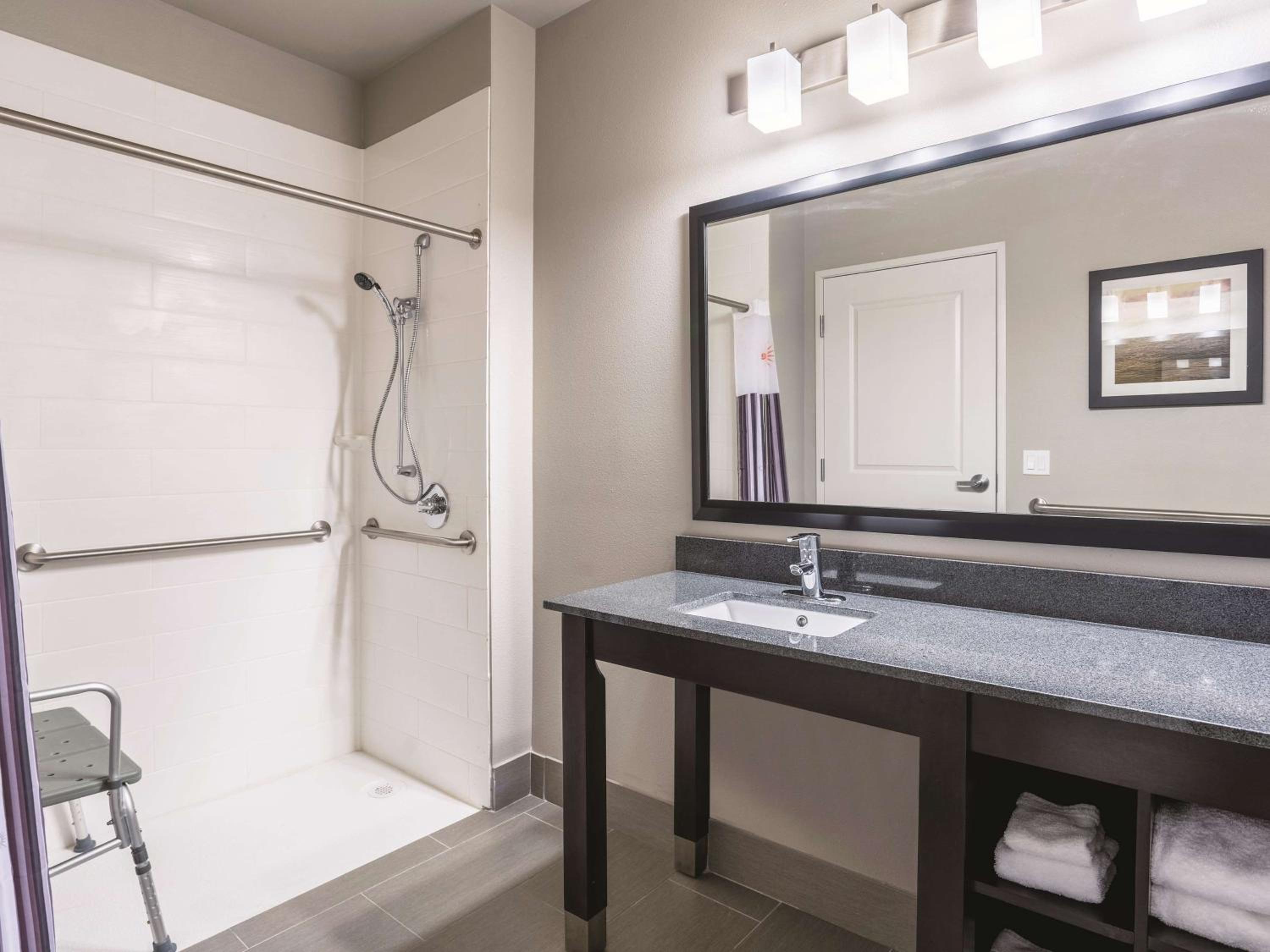 Queen Room with Two Queen Beds - Mobility Access/Non-Smoking photo 3