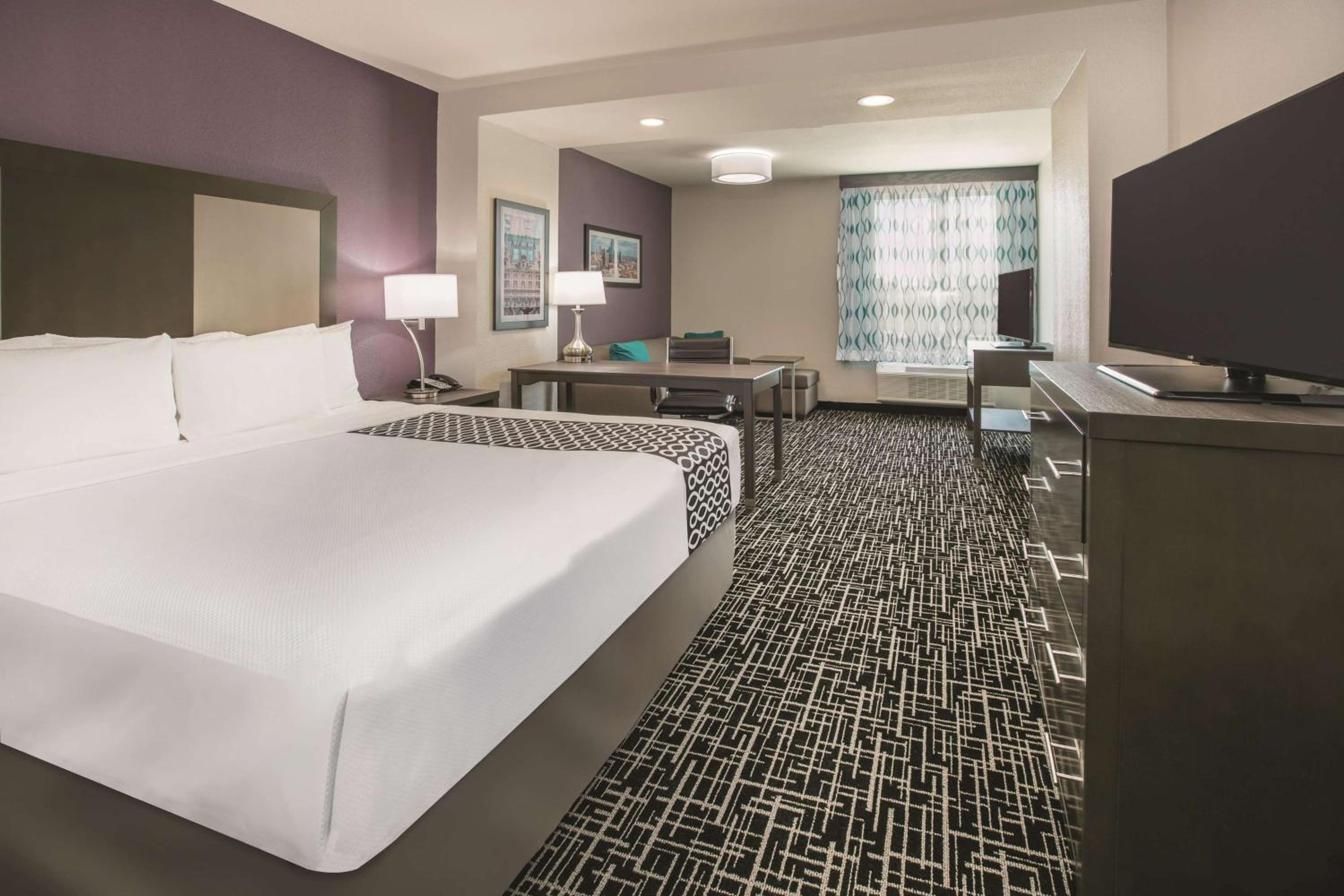 1 King Bed, Executive Mobility Accessible Room, Roll-In Shower, Non-Smoking